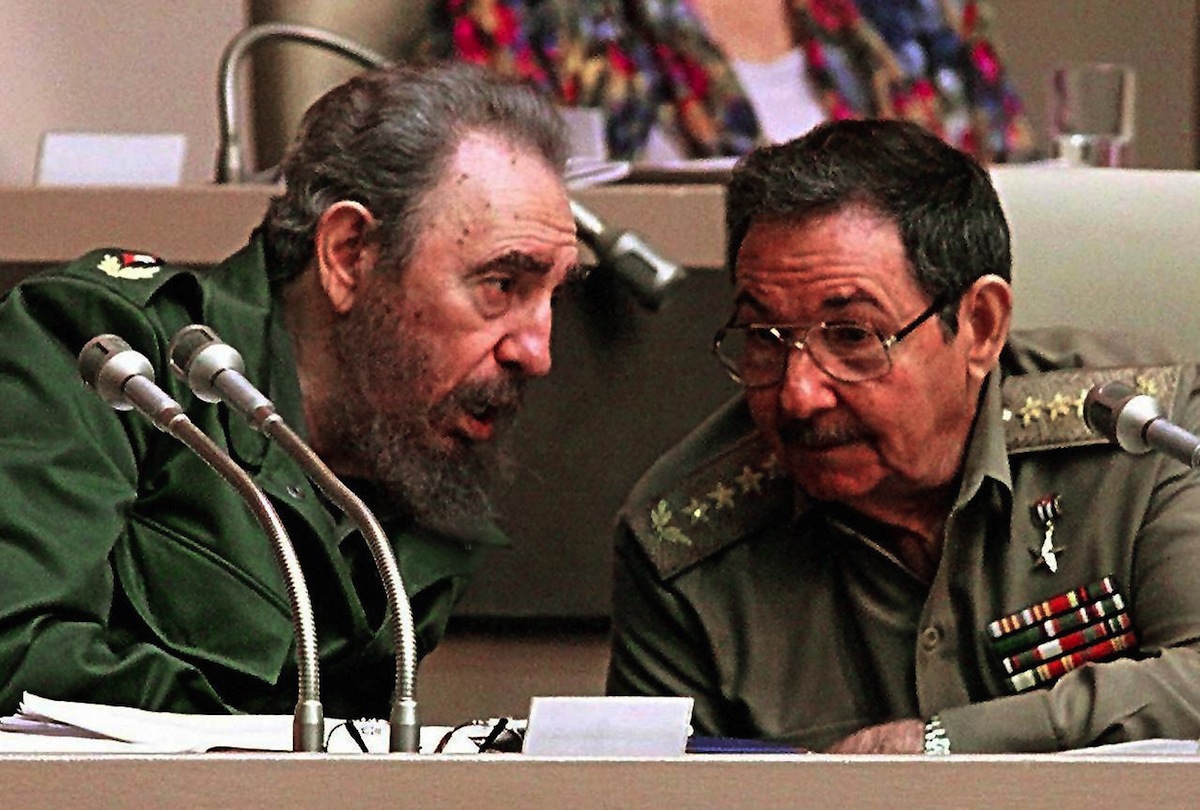 Fidel Castro (L) with his brother Raul Castro on Dec. 20, 1999 in Havana (Adalberto Roque—AFP/Getty Images)