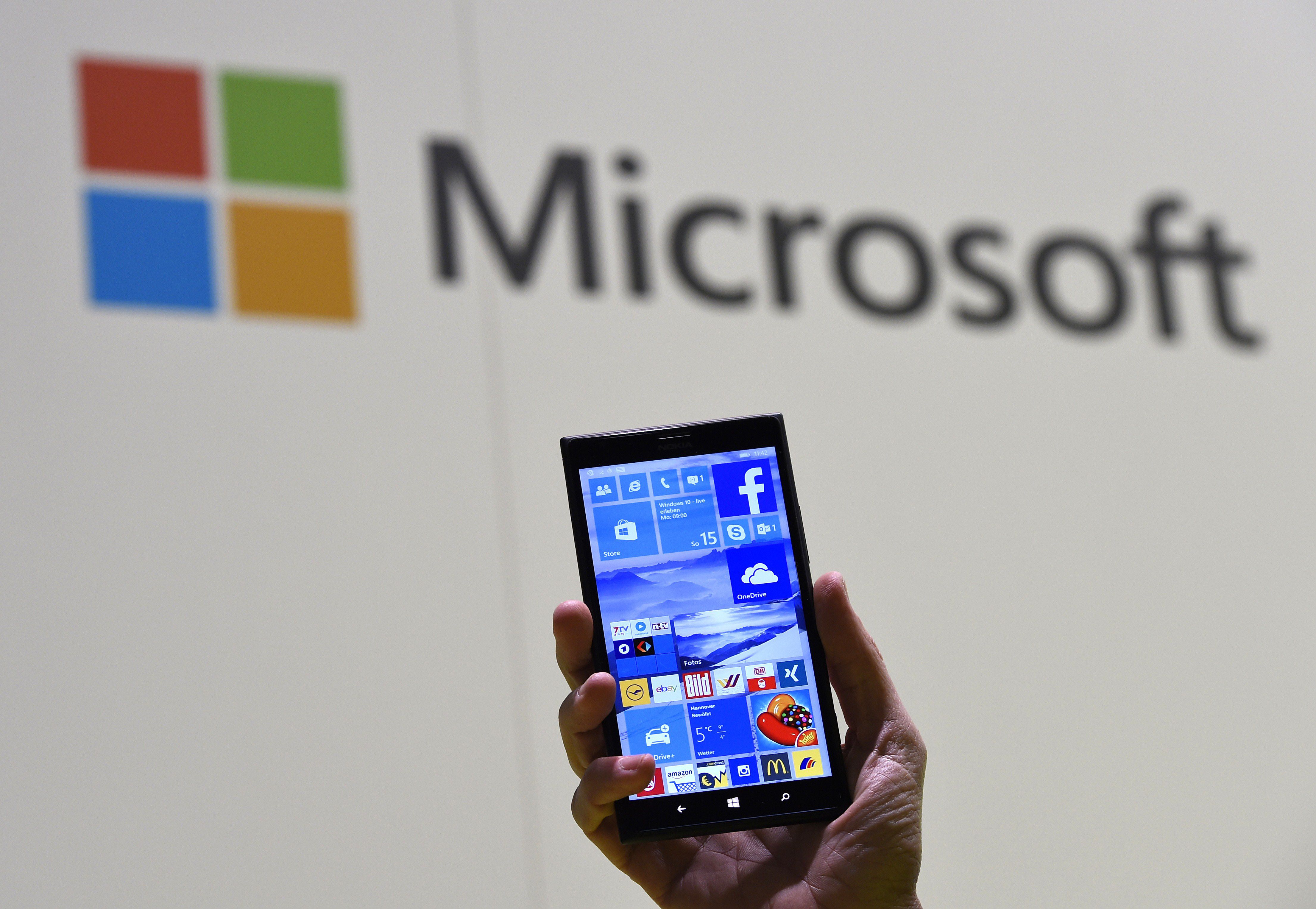 A man shows Microsoft's Windows 10 operating system. (TOBIAS SCHWARZ&mdash;AFP/Getty Images)