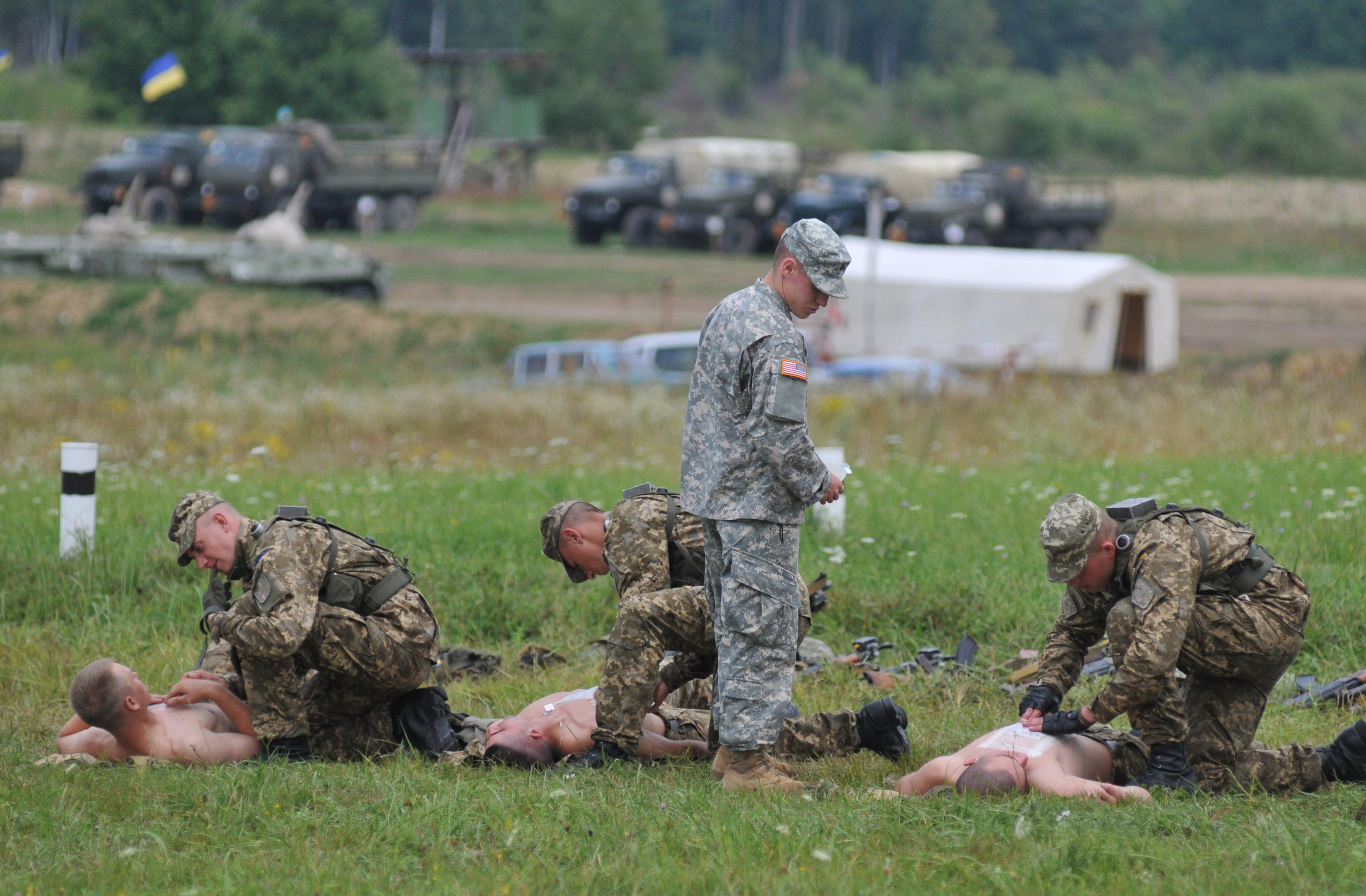A US serviceman teaches Ukrainian soldiers how to give emergency medical aid during the Rapid Trident/Saber Guardian 2015 military exercises at the International Peacekeeping and Security Centre base outside Lviv, Ukraine on July 24, 2015. (Pavlo Palamarchuk—AP)