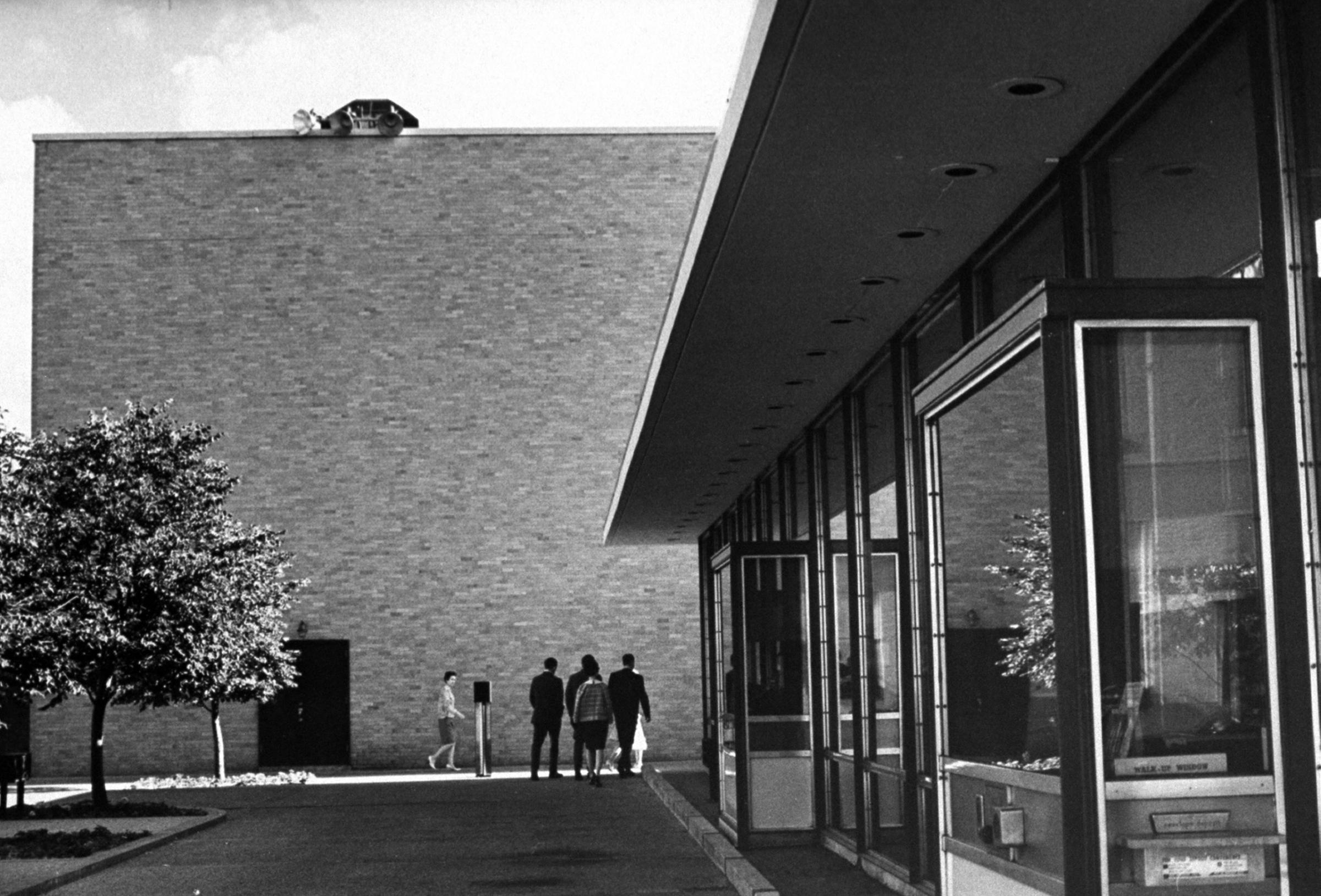 Walled-in glass bank designed by Eero Saarinen, 1967.