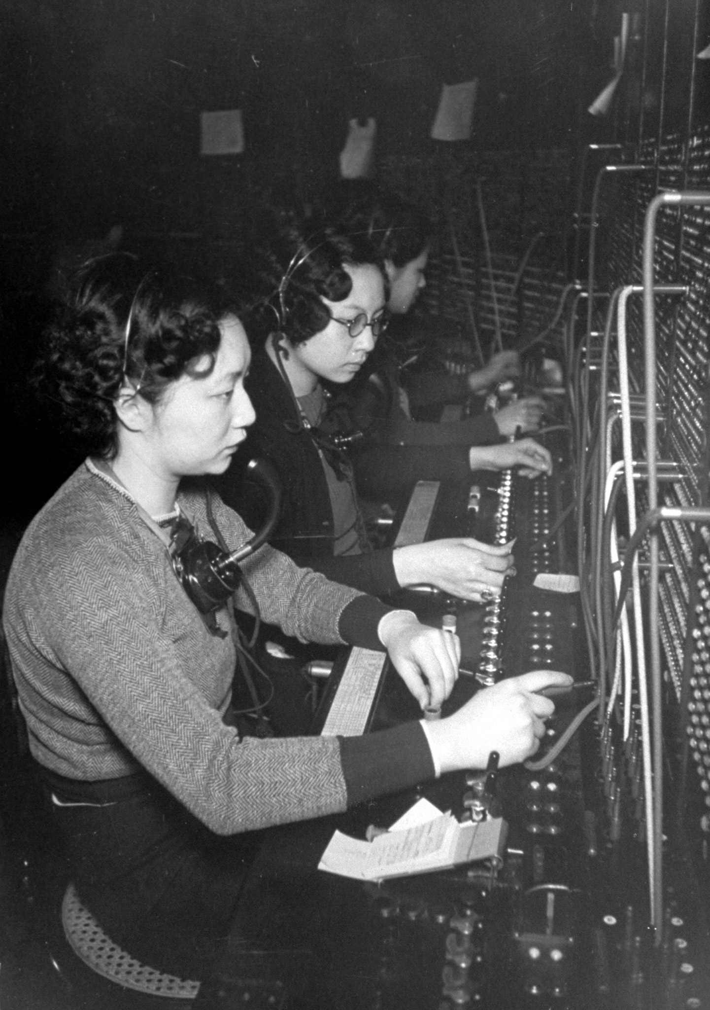 Telephone operators, 1941