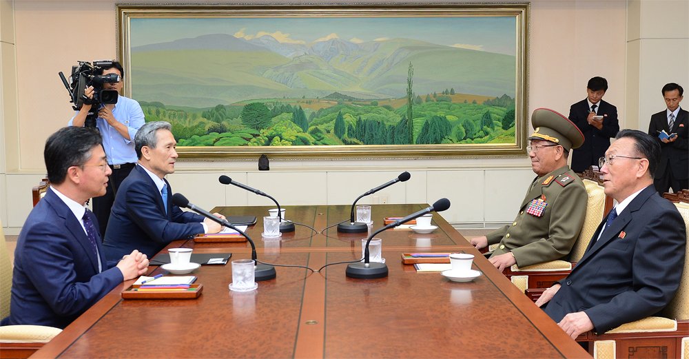 South Korean National Security Adviser Kim Kwan-Jin (2nd L), South Korean Unification Minister Hong Yong-Pyo (L), North Korean official in charge of inter-Korean affairs Kim Yang-Gon (R), and the North Korean military's top political officer Hwang Pyong-So (2nd R) speak in Panmunjon, South Korea on Aug. 22, 2015. (South Korean Unification Ministry—Getty Images)