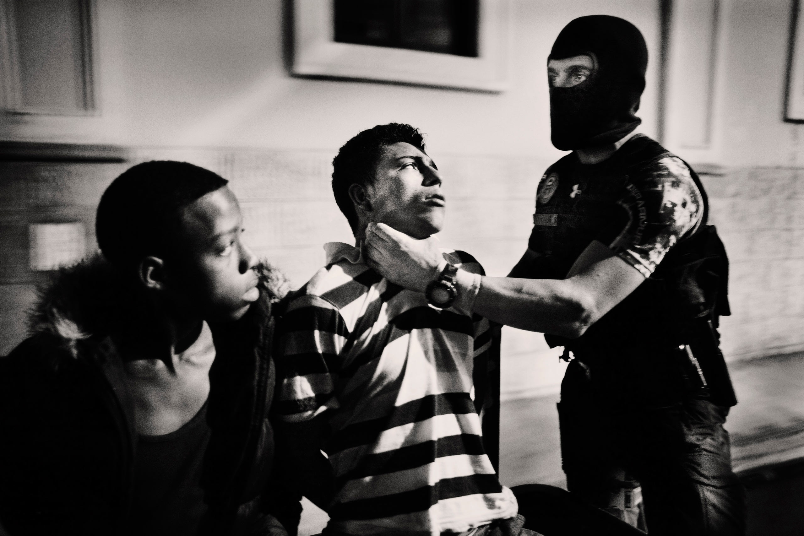 Juvenile detention Saul and Walter David Martinez Quilez marijuana in district 1 of Tegucigalpa, Honduras, for possession of marijuana and guns. In the image detainees are beaten by police.