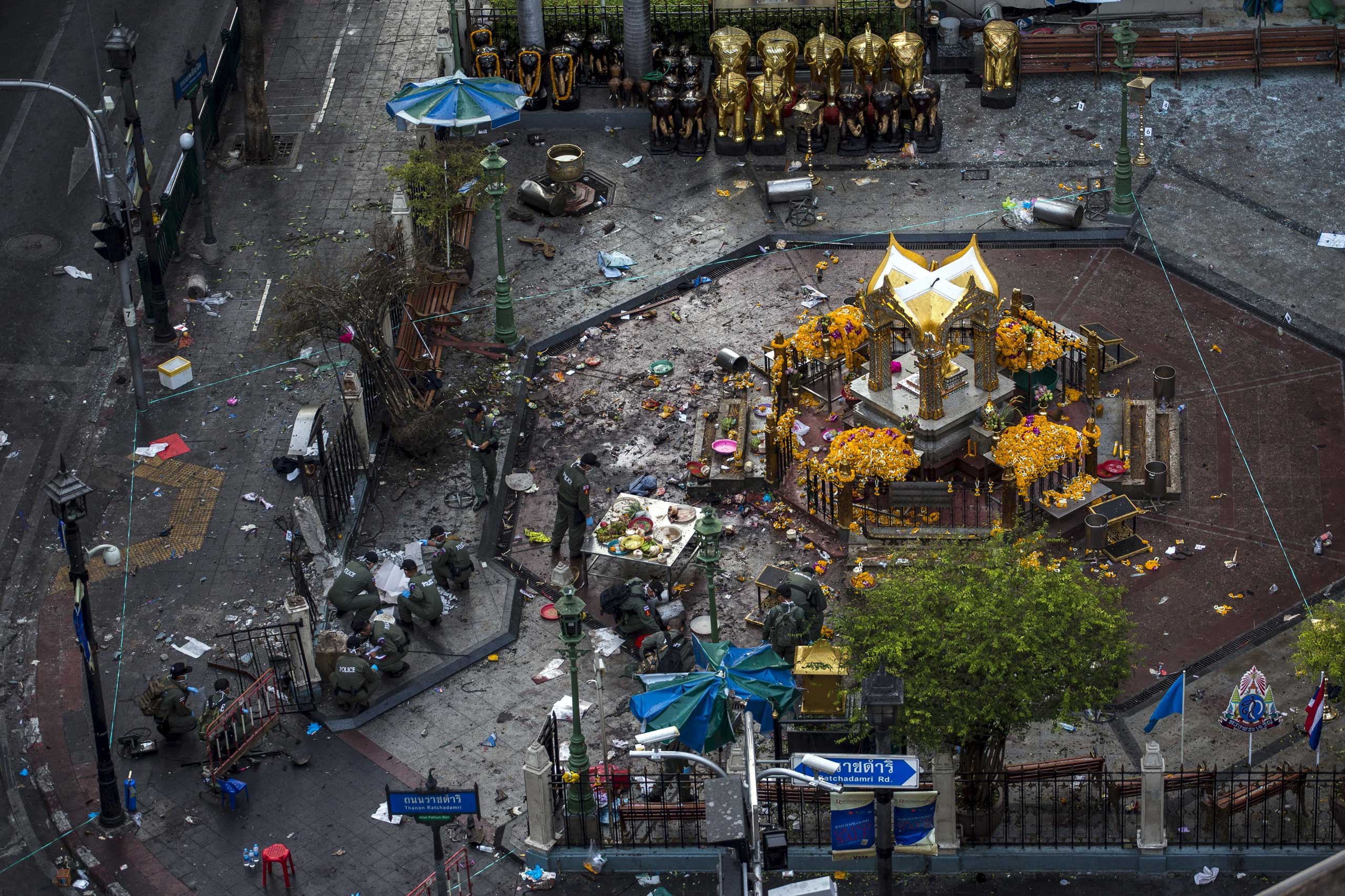 Experts investigate the Erawan shrine at the site of a deadly blast in central Bangkok, on Aug. 18, 2015. (Athit Perawongmetha—Reuters)