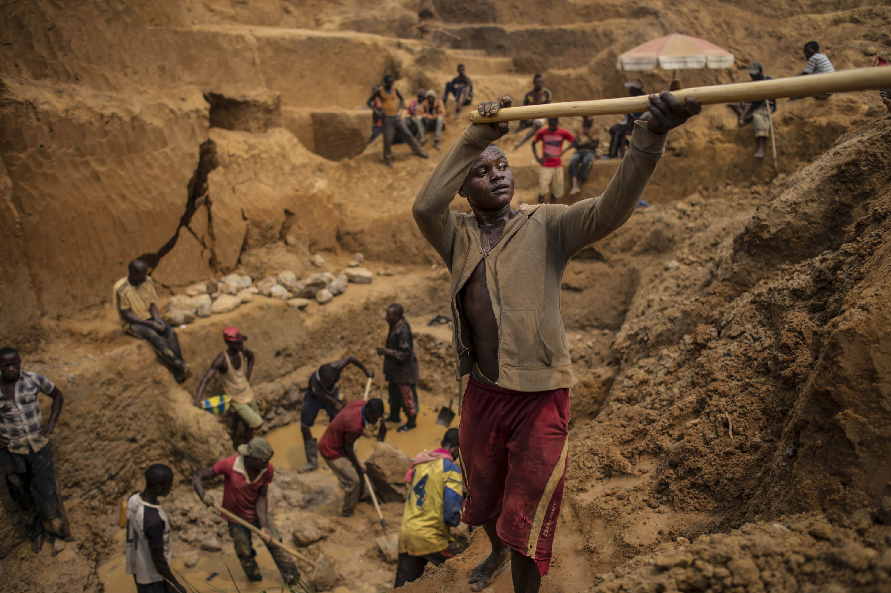 Congolese workers search for rough diamonds Kangambala mine in Lunged, in the south west region of Kasai in the Democratic Republic of Congo, the heart of the diamond mining area in the DRC, August 9, 2015.From  Inside the Democratic Republic of Congo’s Diamond Mines