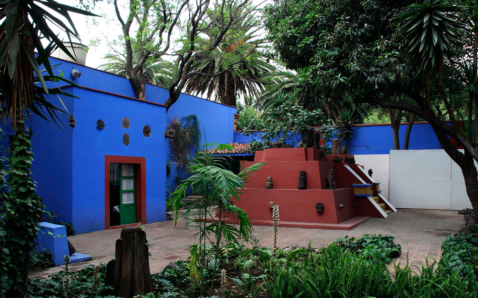 Mexico, Mexico City, CoyoacÃÂ¡n. The Museo Frida Kahlo, a gallery of artwork by the Mexican painter Frida Kahlo in the house where she was born and spent most of her life.