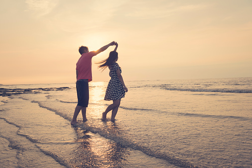 couple-dancing-beach