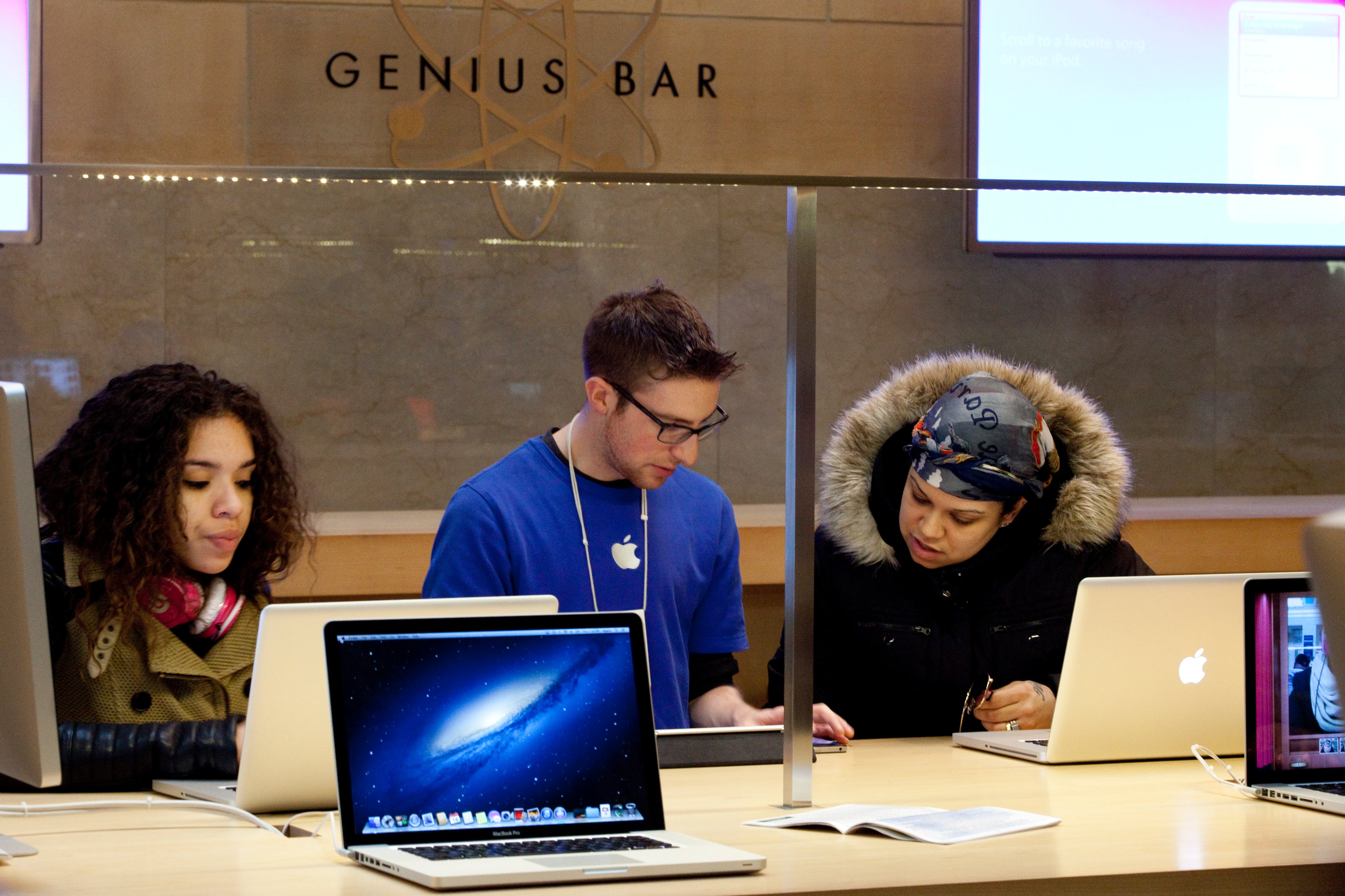 People are trained by an Apple employee at the Genius Bar at the Apple Store in Grand Central Terminal, on March 14, 2013 in New York, New York. (Christian Science Monitor&mdash;Christian Science Monitor/Getty)