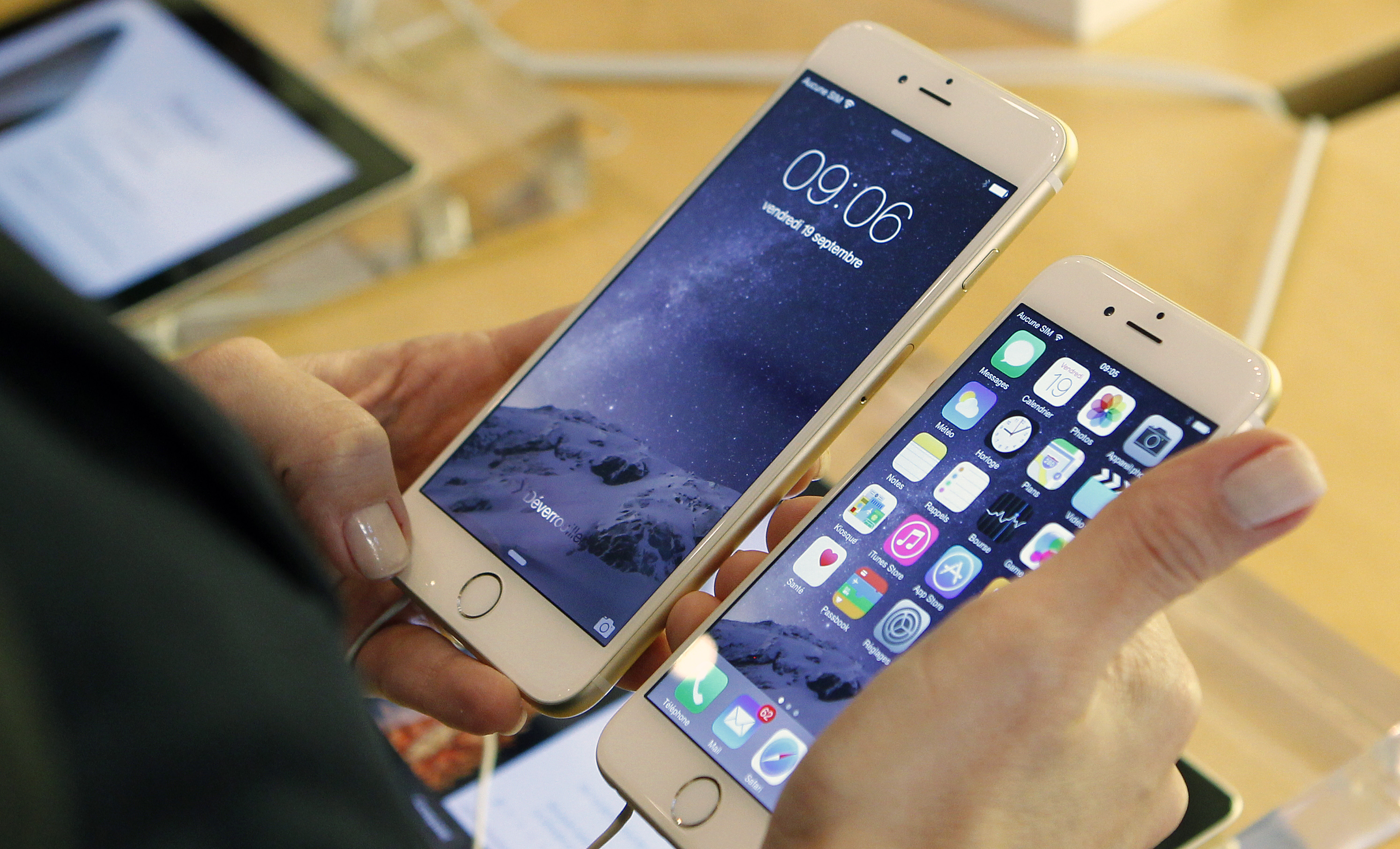 Apple's I Phone  : Launch at Apple Opera Store In Paris