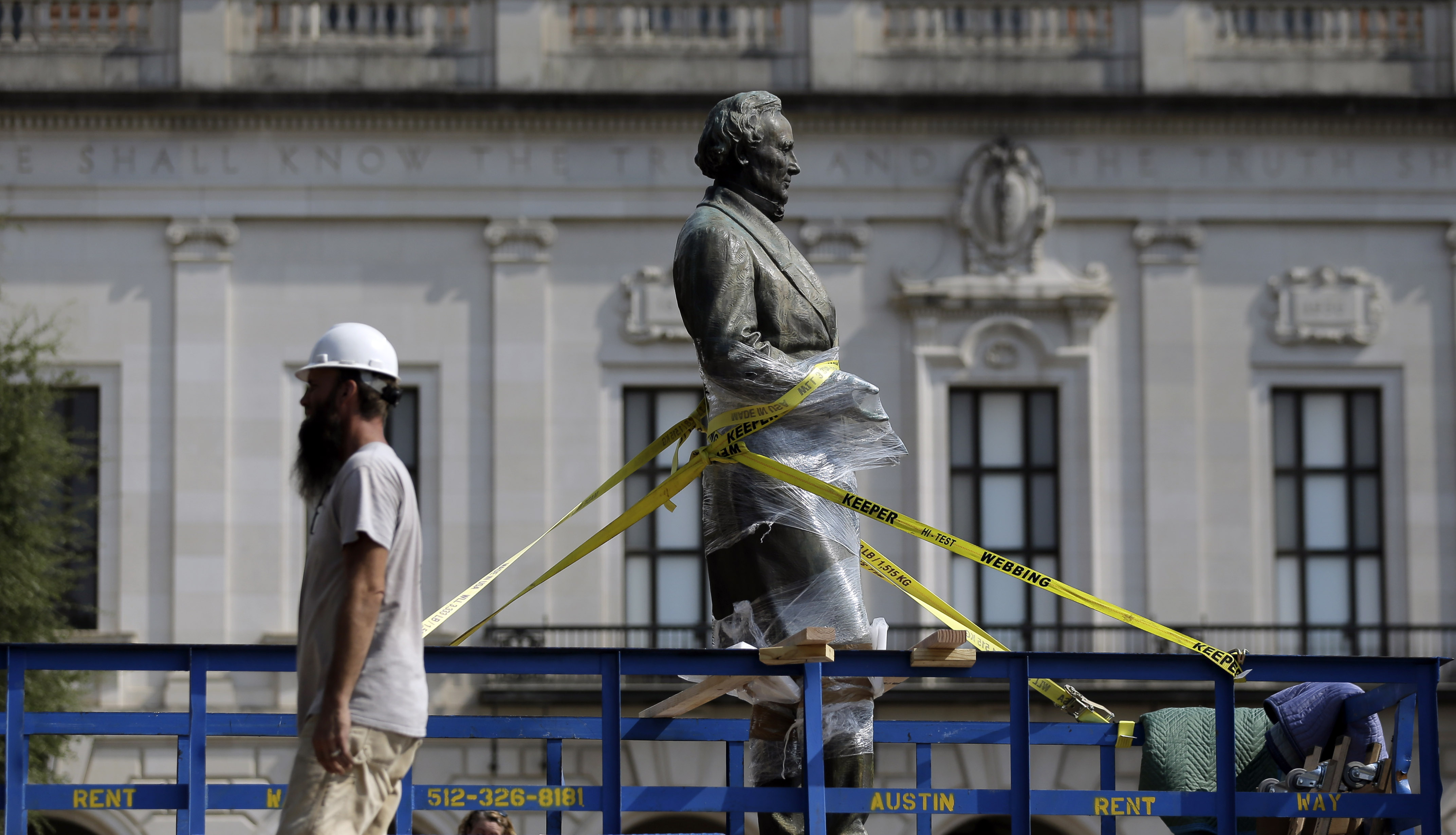 A statue of Confederate President Jefferson Davis is moved from it's location in front of the school's main tower the University of Texas campus onAug. 30, 2015, in Austin. (Eric Gay—AP)