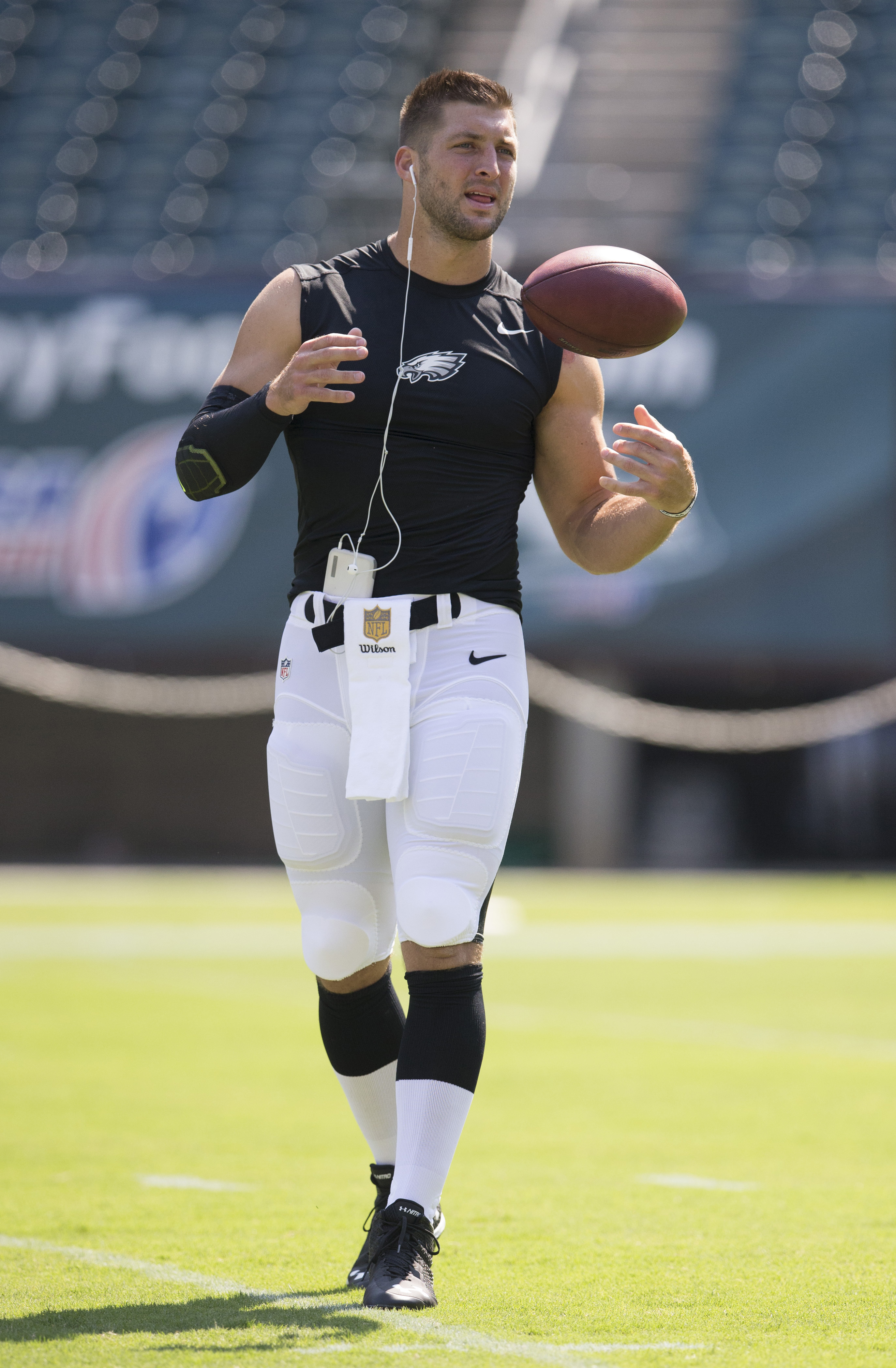 Tim Tebow Breaks Up Fight Between Ravens and Eagles