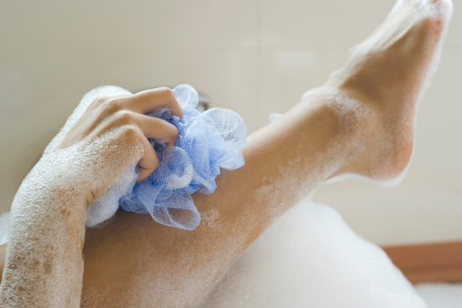 woman-using-loofah-bath