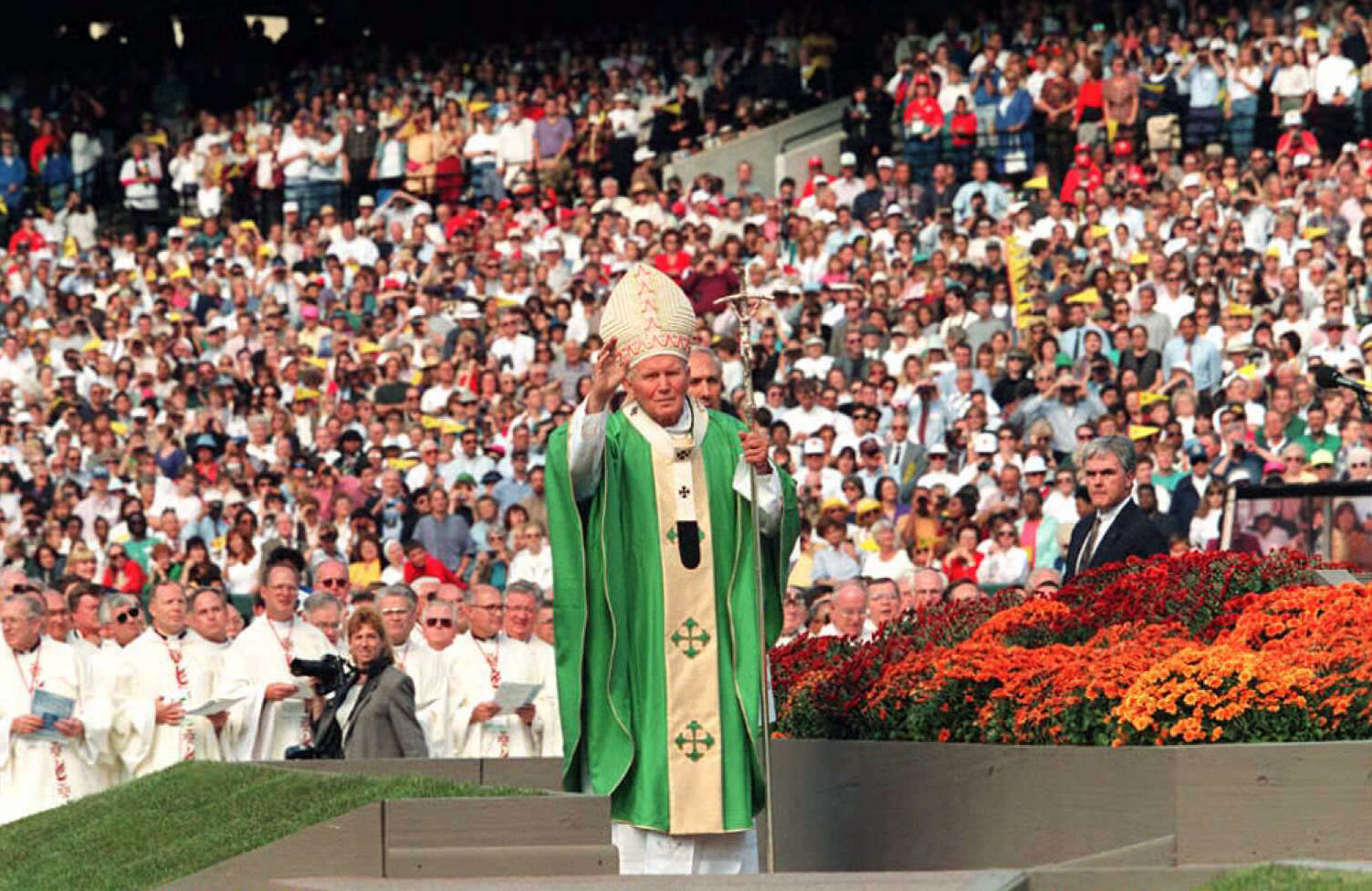 Pope John Paul II waves to the crowd upon his arrival at Camden Yards in Baltimore, for a mass on Oct. 8, 1995.