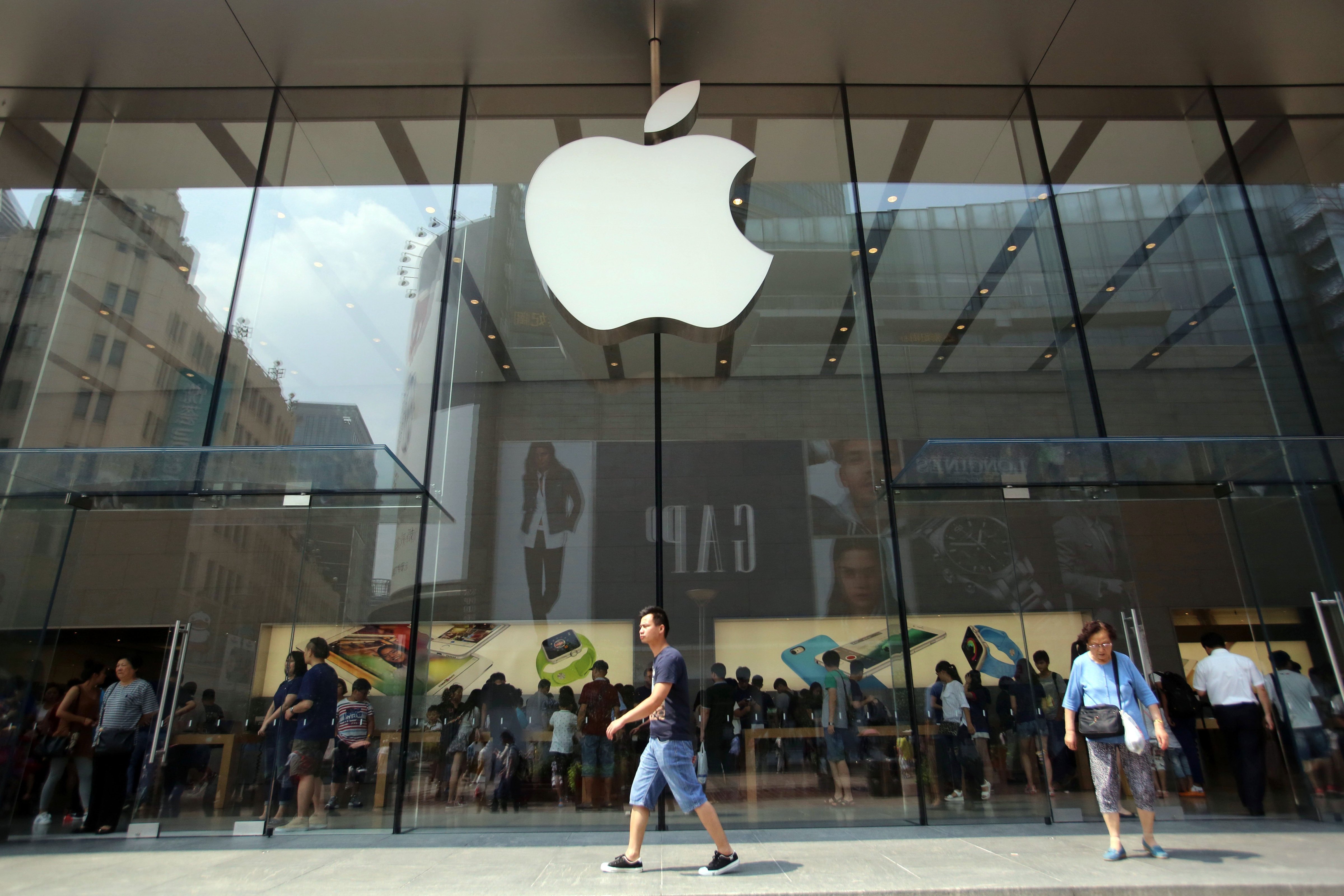 Pedestrians walk past an Apple store in Shanghai, on Aug. 25, 2015. (Imaginechina/Corbis)