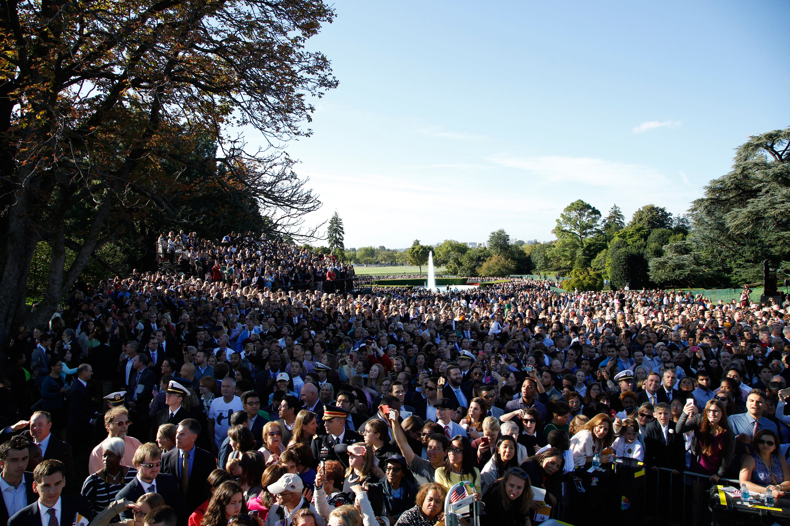 A crowd gathers on the the South Lawn of the White House during the arrival ceremony of Pope Francis. Washington, D.C., Sept. 23, 2015.