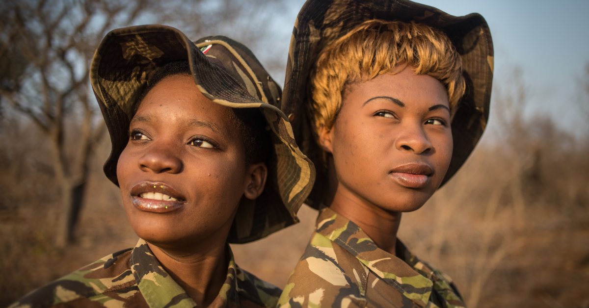 Африка белая женщина. Военная форма Африки. Африканские женщины. Женщины военнослужащие Африка. Африканская армия.