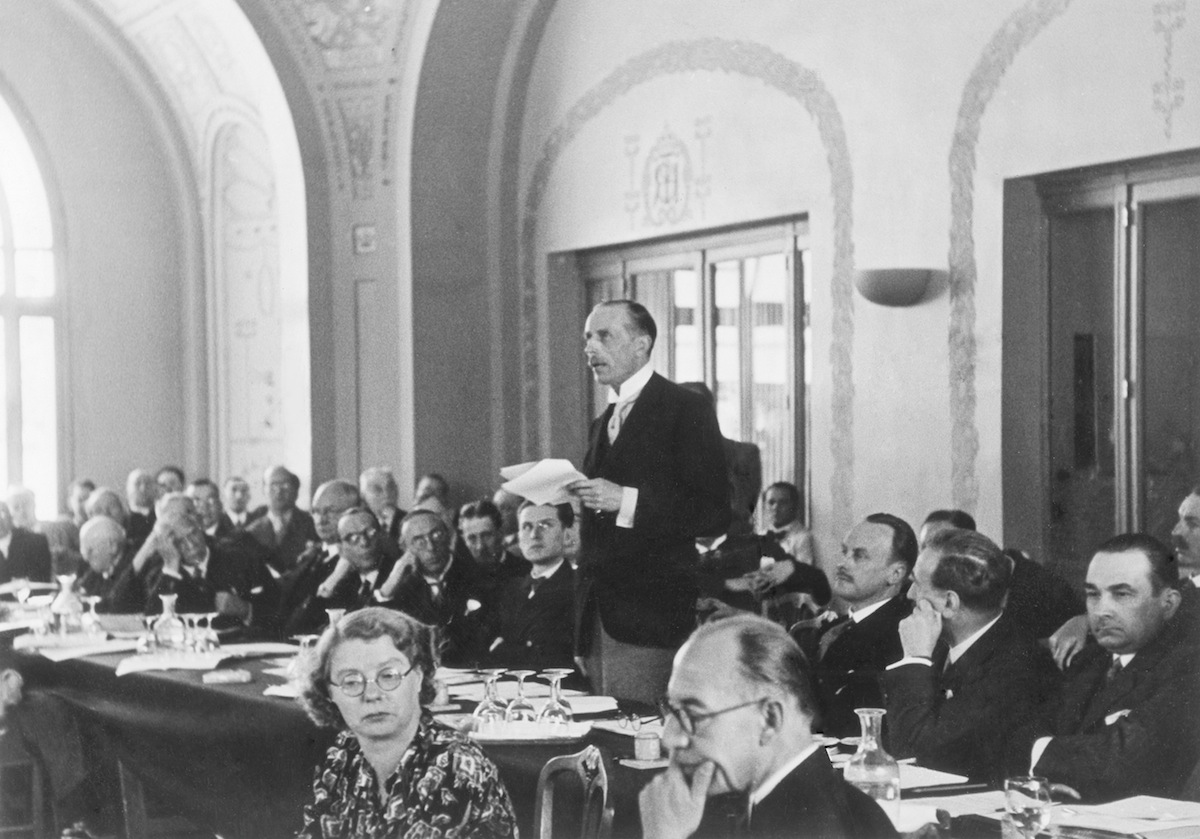 The English representative Lord Winterton delivering a speech at the Evian Conference in 1938 (Ullstein bild / Getty Images)