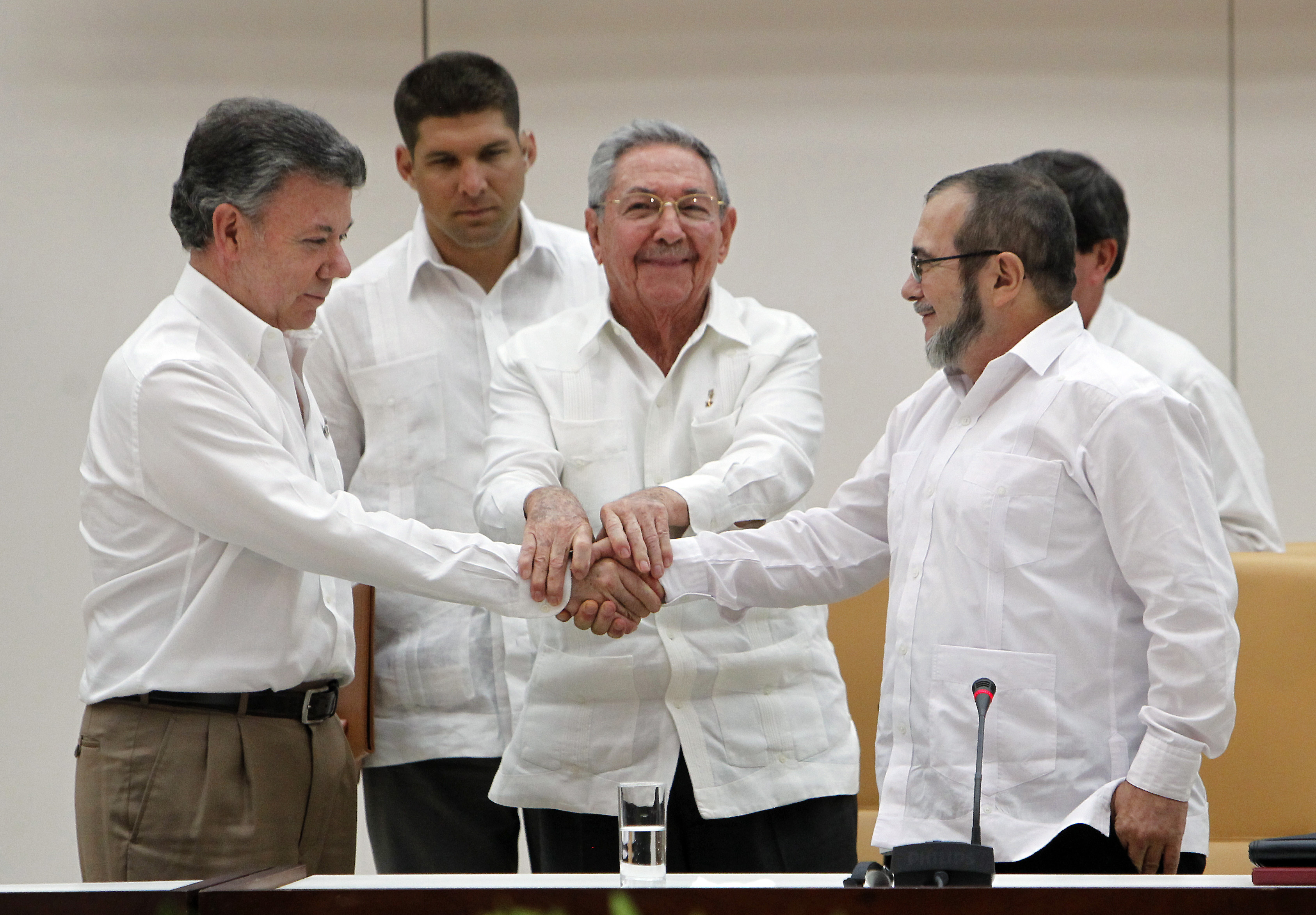 Juan Manuel Santos, president of Colombia (L), Raul Castro, President of Cuba (C) and Rodrigo Londoño, known as "Timoshenko", top leader of the Revolutionary Armed Forces of Colombia (FARC) , shake hands during a meeting about transitional justice agreement on Sept. 23, 2015 in Havana, Cuba. (Ernesto Mastrascusa—LatinContent/Getty Images)