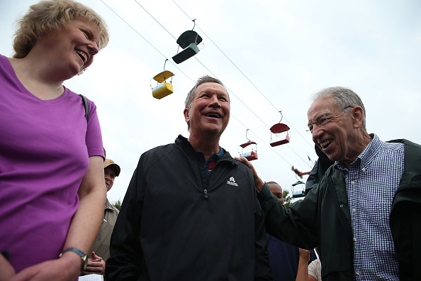 Republican presidential candidate and Ohio Gov. John Kasich (C) talks with U.S. Sen. Chuck Grassley (R) (R-IA) as he tours the Iowa State Fair on August 18, 2015 in Des Moines, Iowa.