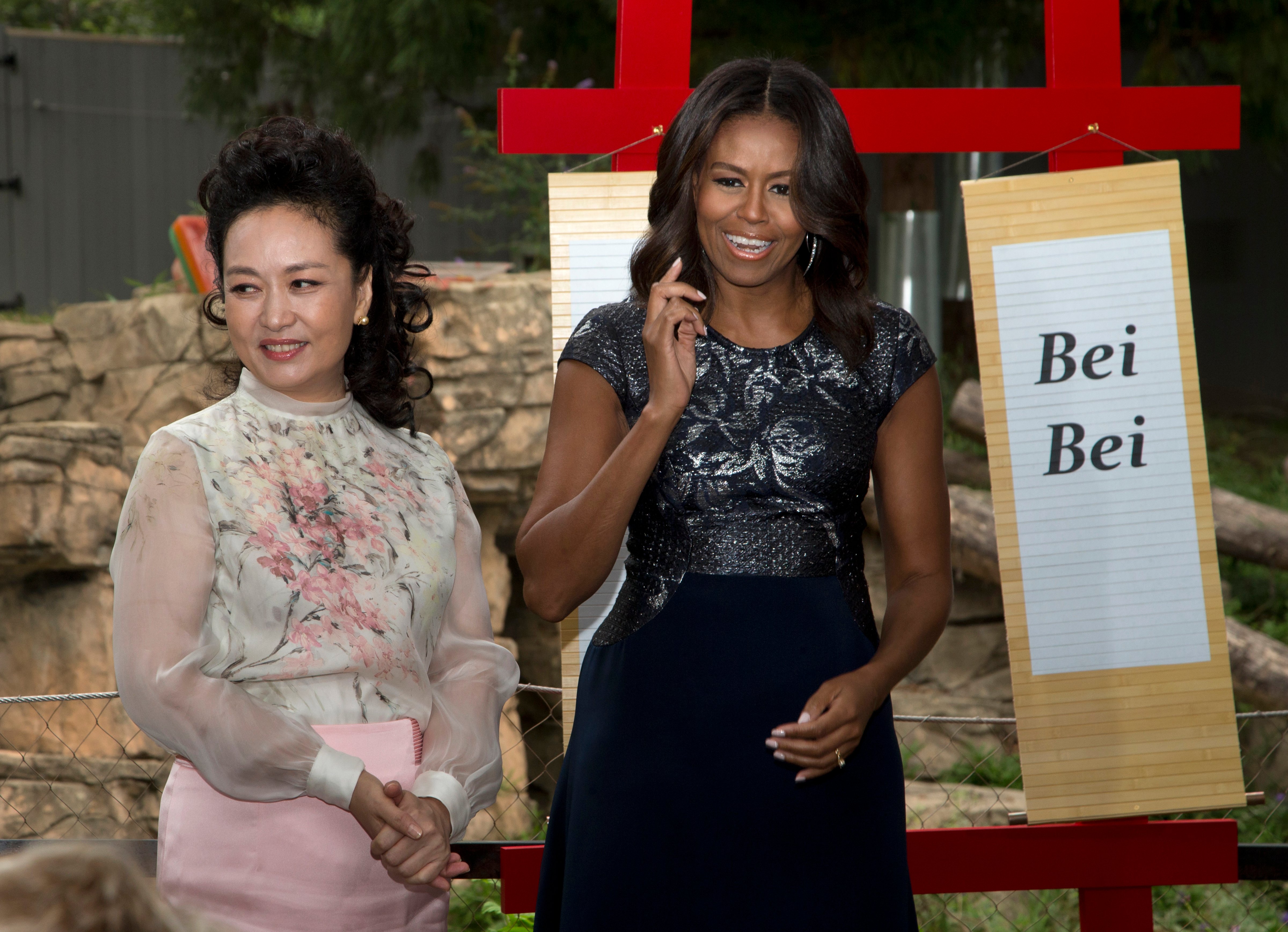 First lady Michelle Obama and China's first lady Peng Liyuan unfurled scrolls to announce panda Bei Bei's name on Sept. 22, 2015 (Manuel Balce Ceneta—AP)