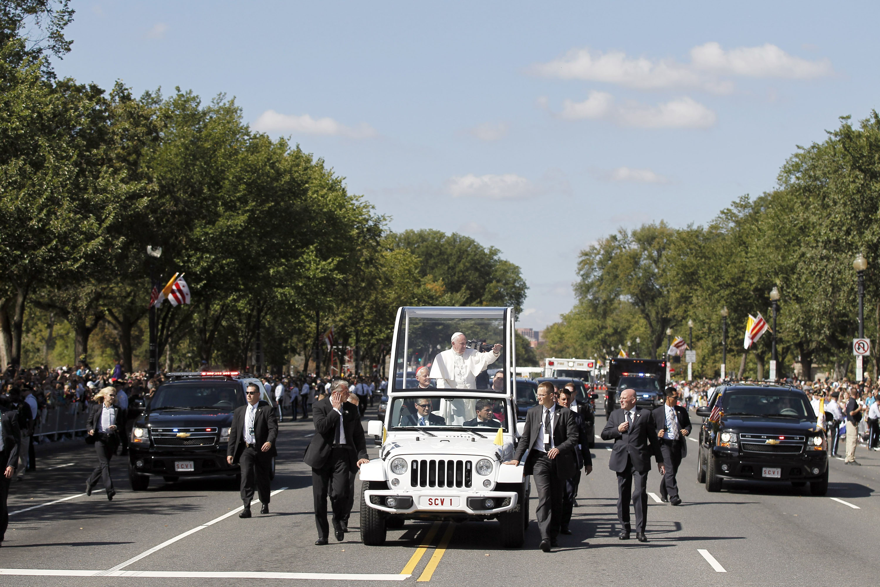 The papal parade down Washington’s Constitution Avenue attracted crowds eager for a look at one man, and at history. (Alex Brandon—AP)