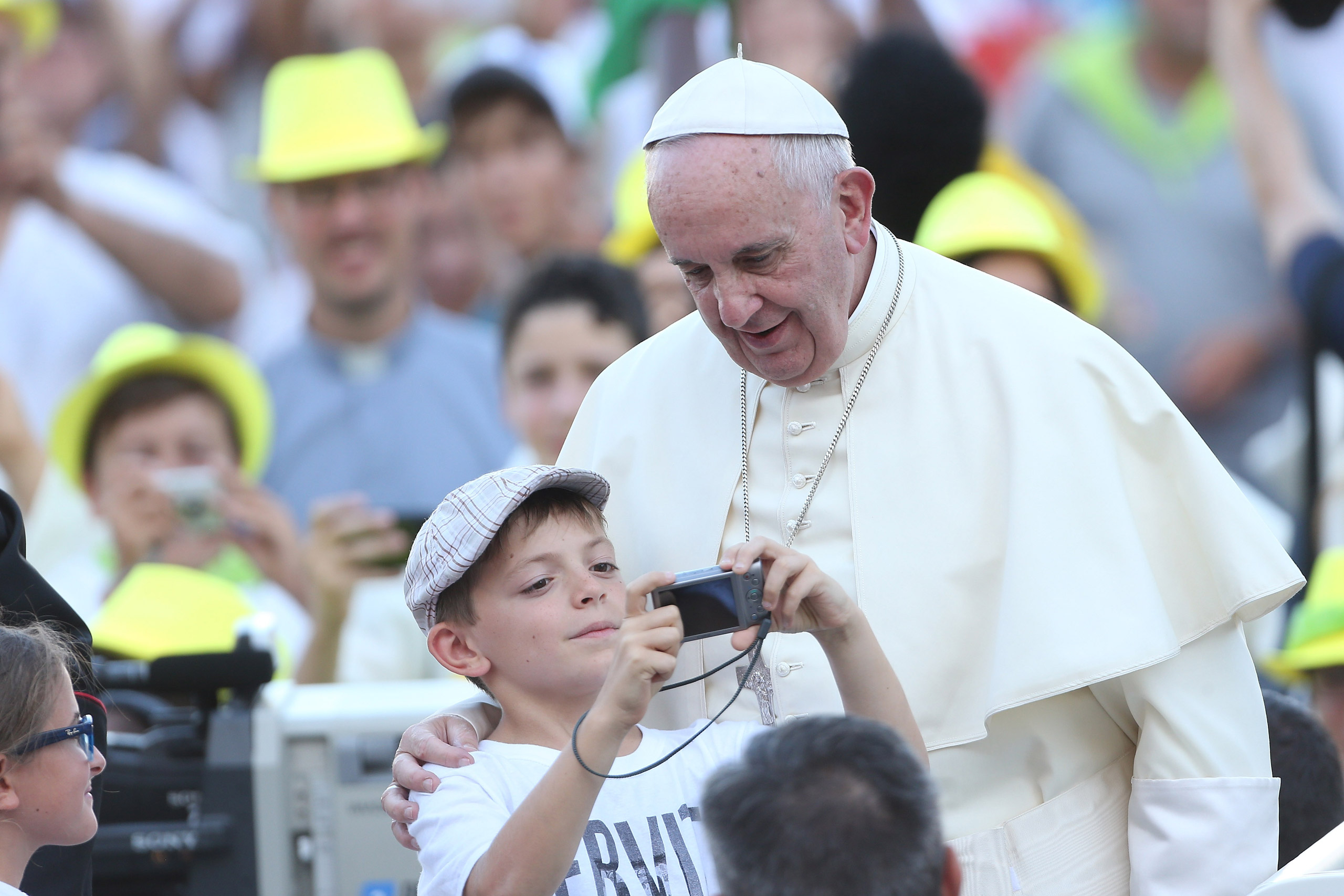 VATICAN CITY, VATICAN - AUGUST 04:  Pope Francis poses for a selfie as he arrives in St. Peter's Square for an audience with thousands of altar servers from around Europe on August 4, 2015 in Vatican City, Vatican. The encounter was part of the ninth International Pilgrimage of Acolytes and Altar Servers.  (Photo by Franco Origlia/Getty Images)
