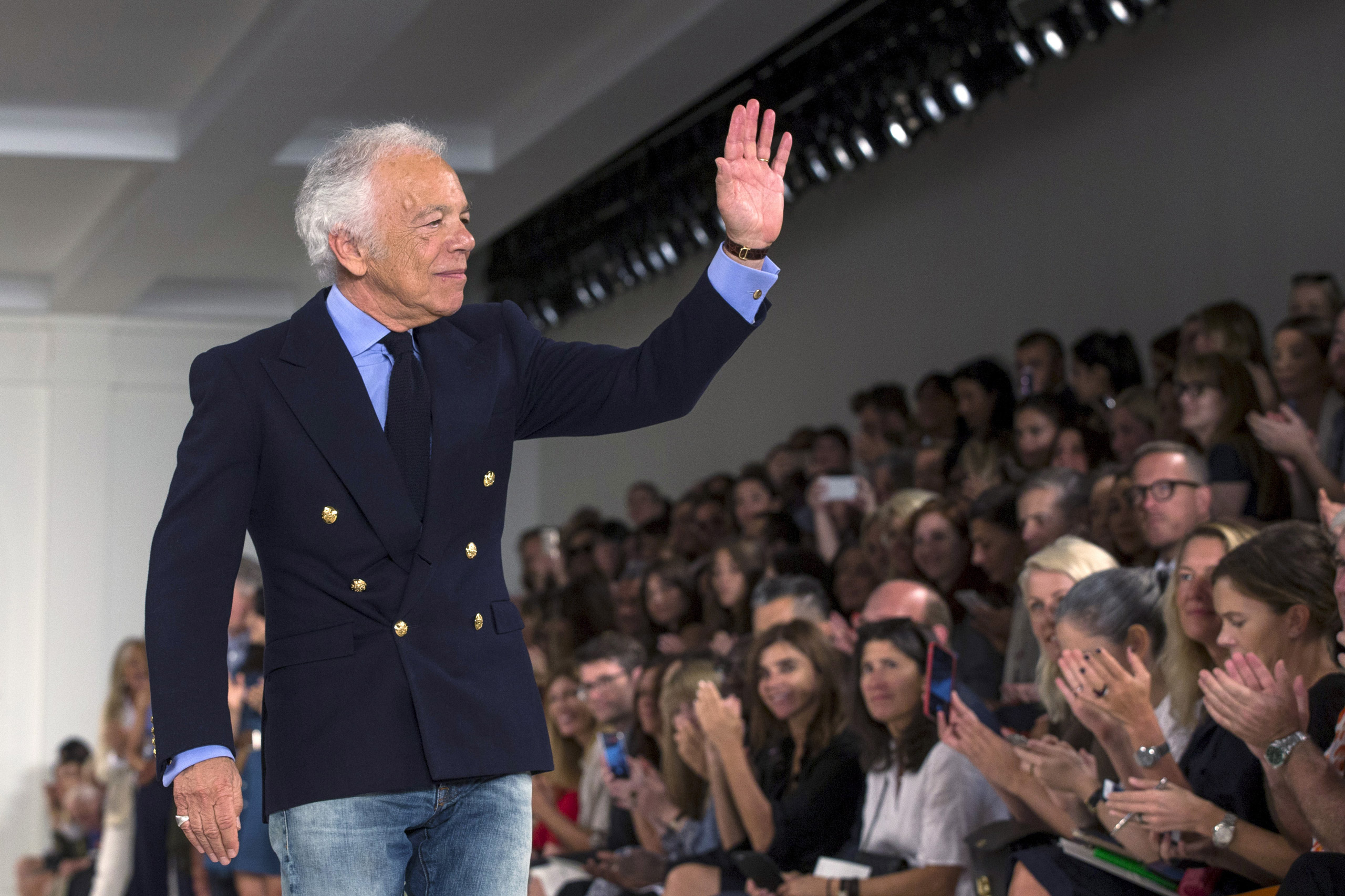 Designer Ralph Lauren greets the crowd after presenting his Spring/Summer 2016 collection during New York Fashion Week in New York, September 17, 2015. REUTERS/Lucas Jackson  - RTS1LE0