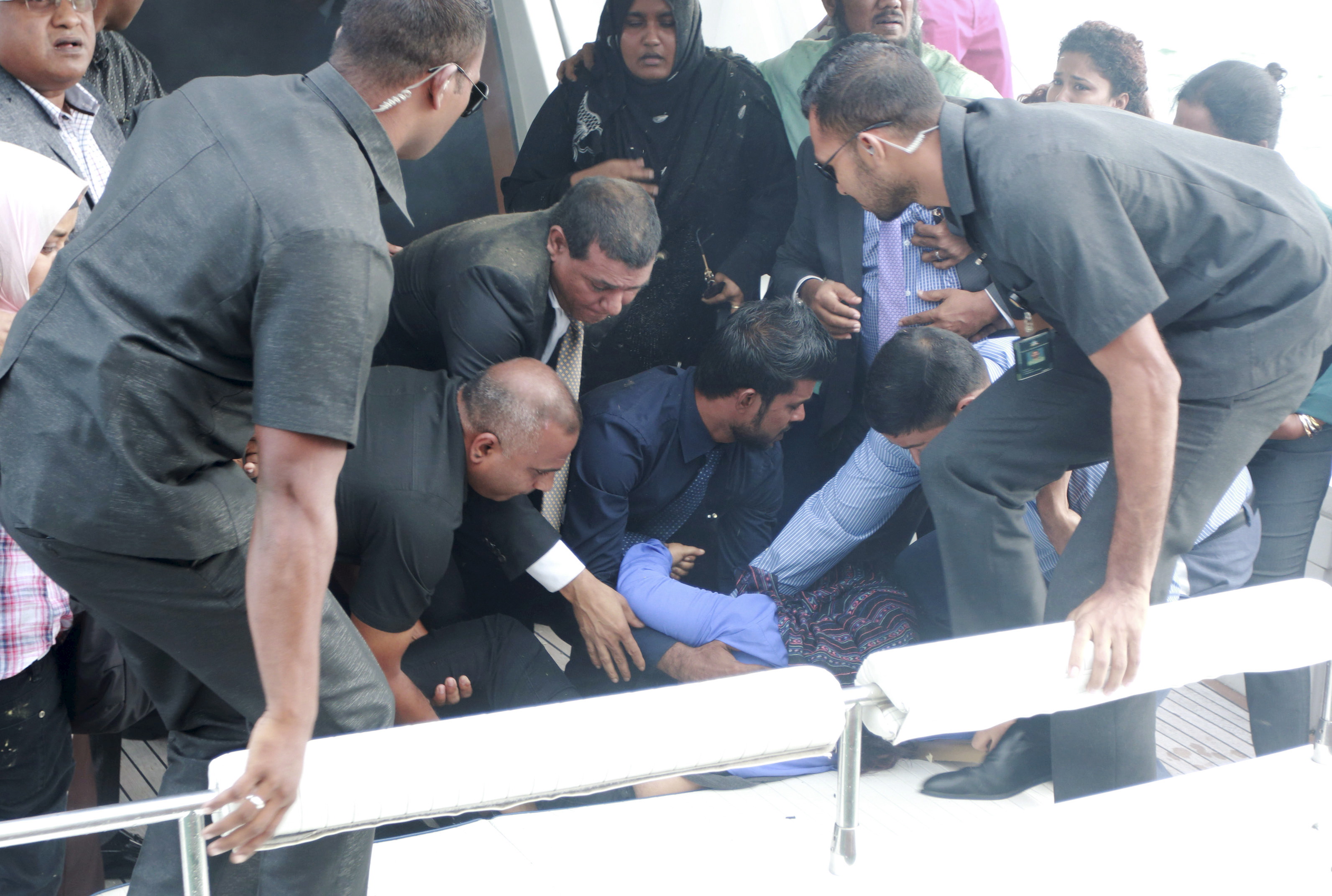 Officials carry an injured woman off the speed boat of Maldives President Abdulla Yameen (not pictured) after an explosion onboard, in Male, Maldives September 28, 2015. (Waheed Mohamed—Reuters)