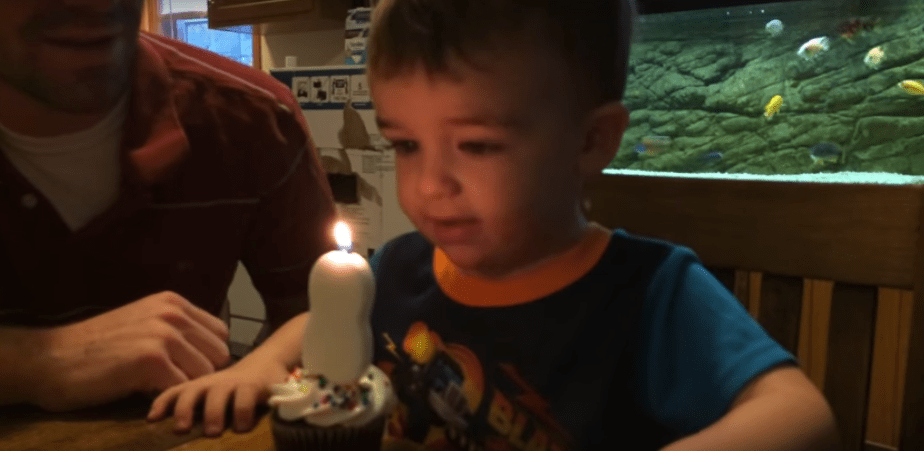 Вставляет свечку видео. Дети делают свечи. Мальчику вставляют свечку. Украинский мальчик со свечкой. Видео задувание свечки горящей свечи.