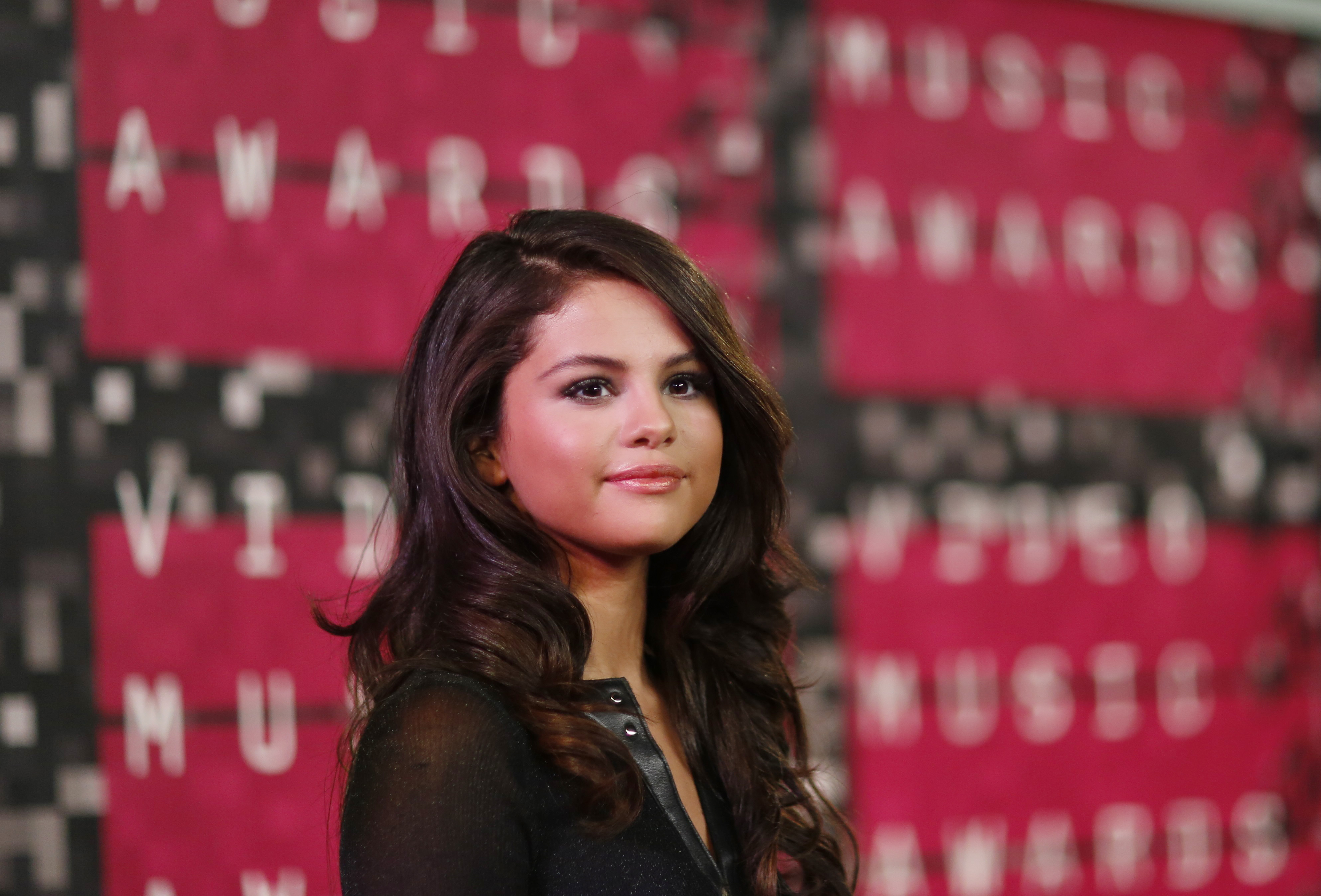 Singer Selena Gomez arrives at the 2015 MTV Video Music Awards in Los Angeles