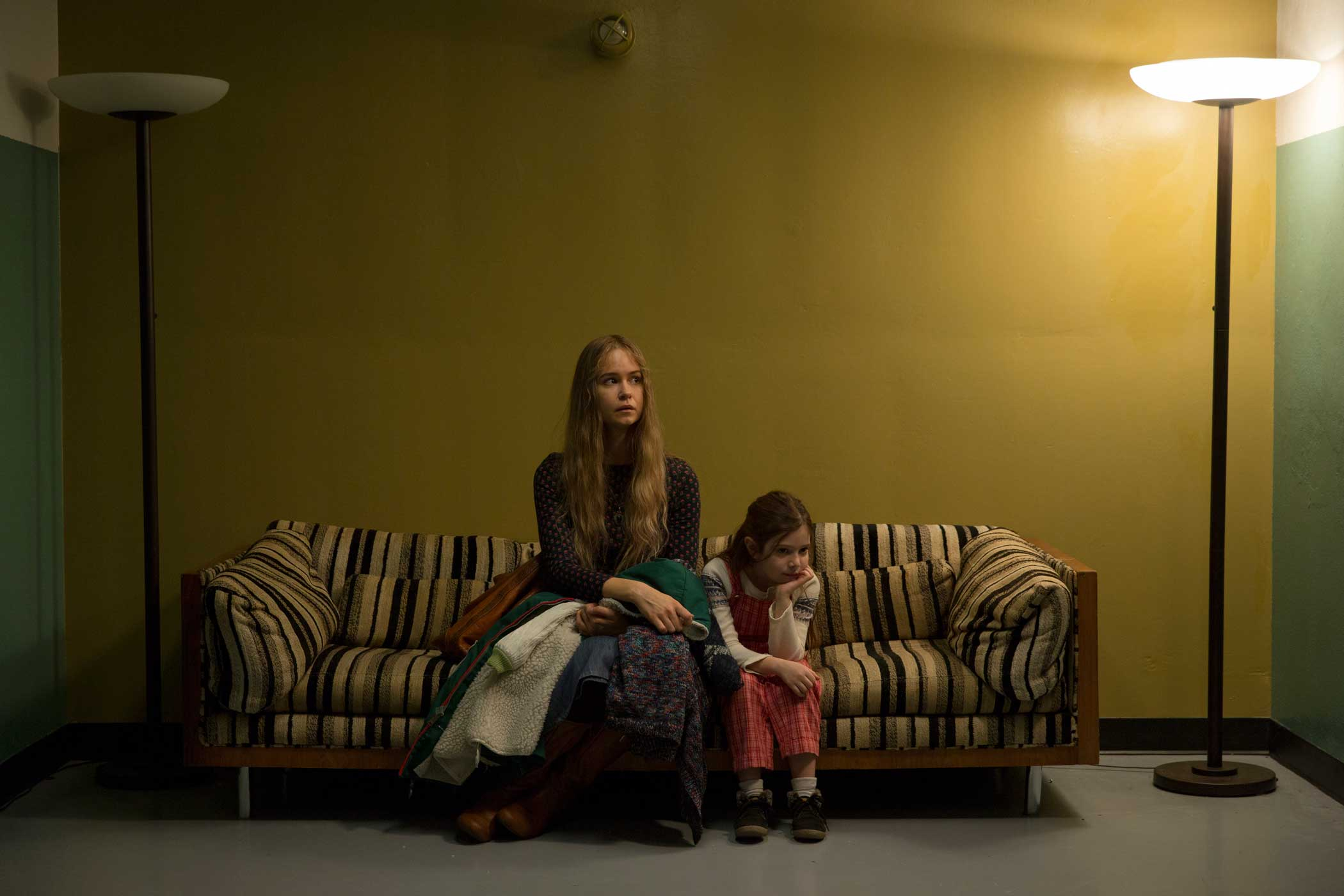 Chrisann Brennan (Katherine Waterson) with daughter Lisa Brennan (Makenzie Moss).