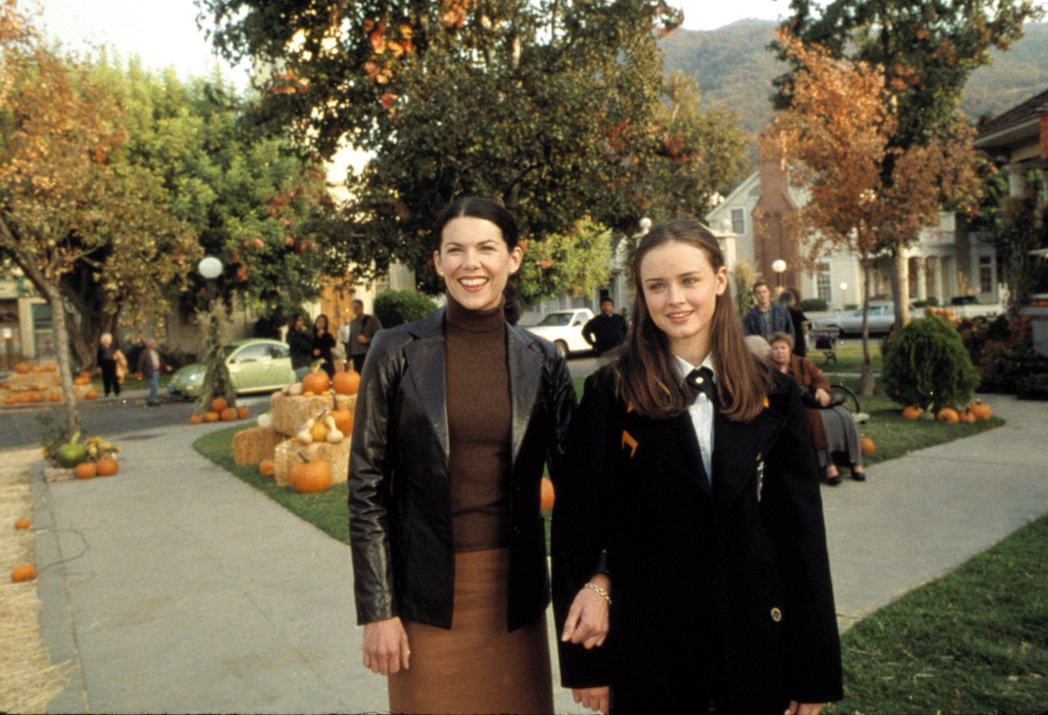 Lauren Graham and Alexis Bledel in "Kiss &amp; Tell," (Season 1, Episode 7) of GILMORE GIRLS (aired November 16, 2000) (Warner Bros.&mdash;courtesy Everett Collection)
