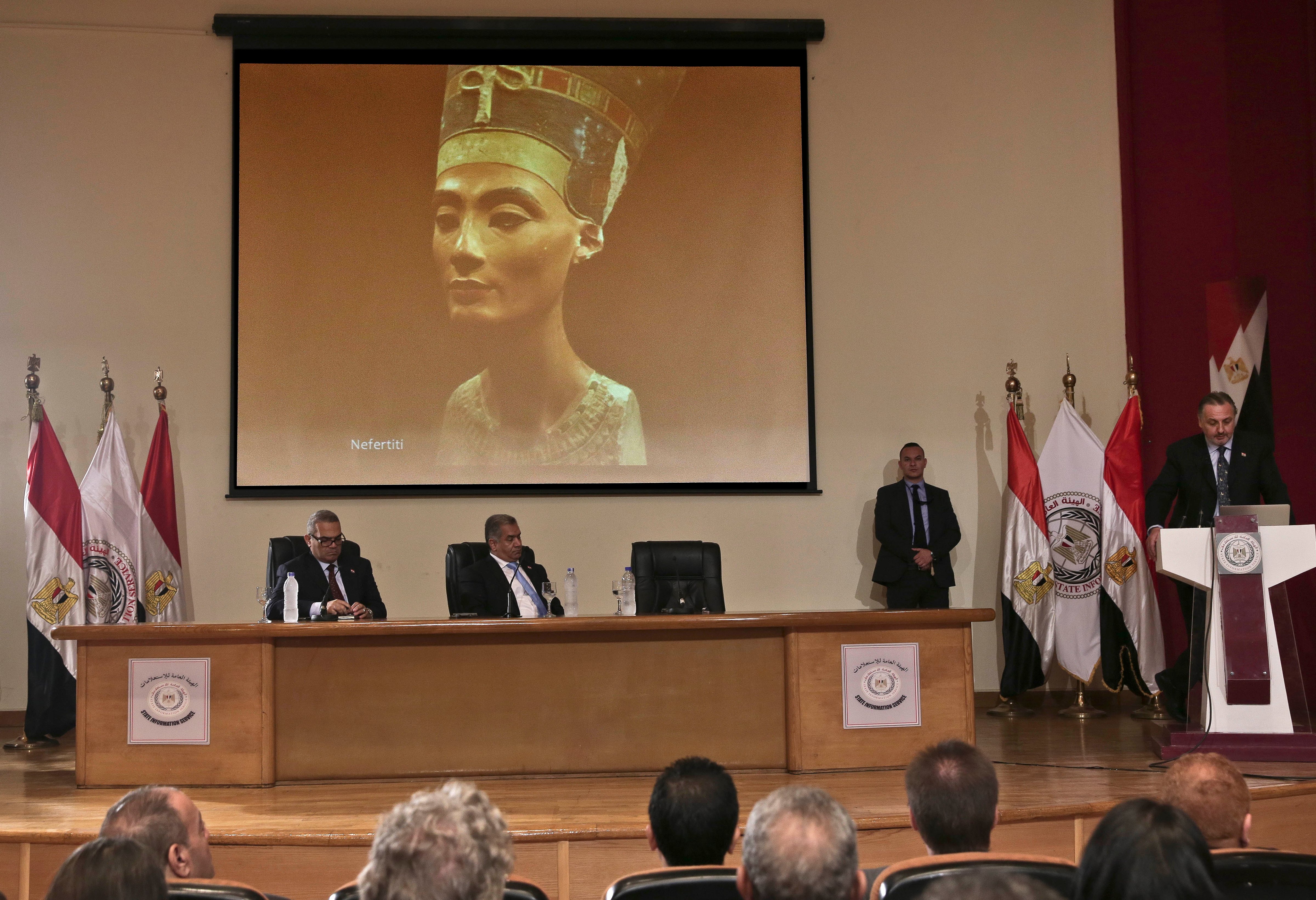 Nicholas Reeves, a British Egyptologist affiliated to the Egyptian expedition at the University of Arizona, right, speaks during a press conference with Egypt's Antiquities Minister Mamduh al-Damati, center, in Cairo, Oct. 1, 2015. (Nariman El-Mofty—AP)