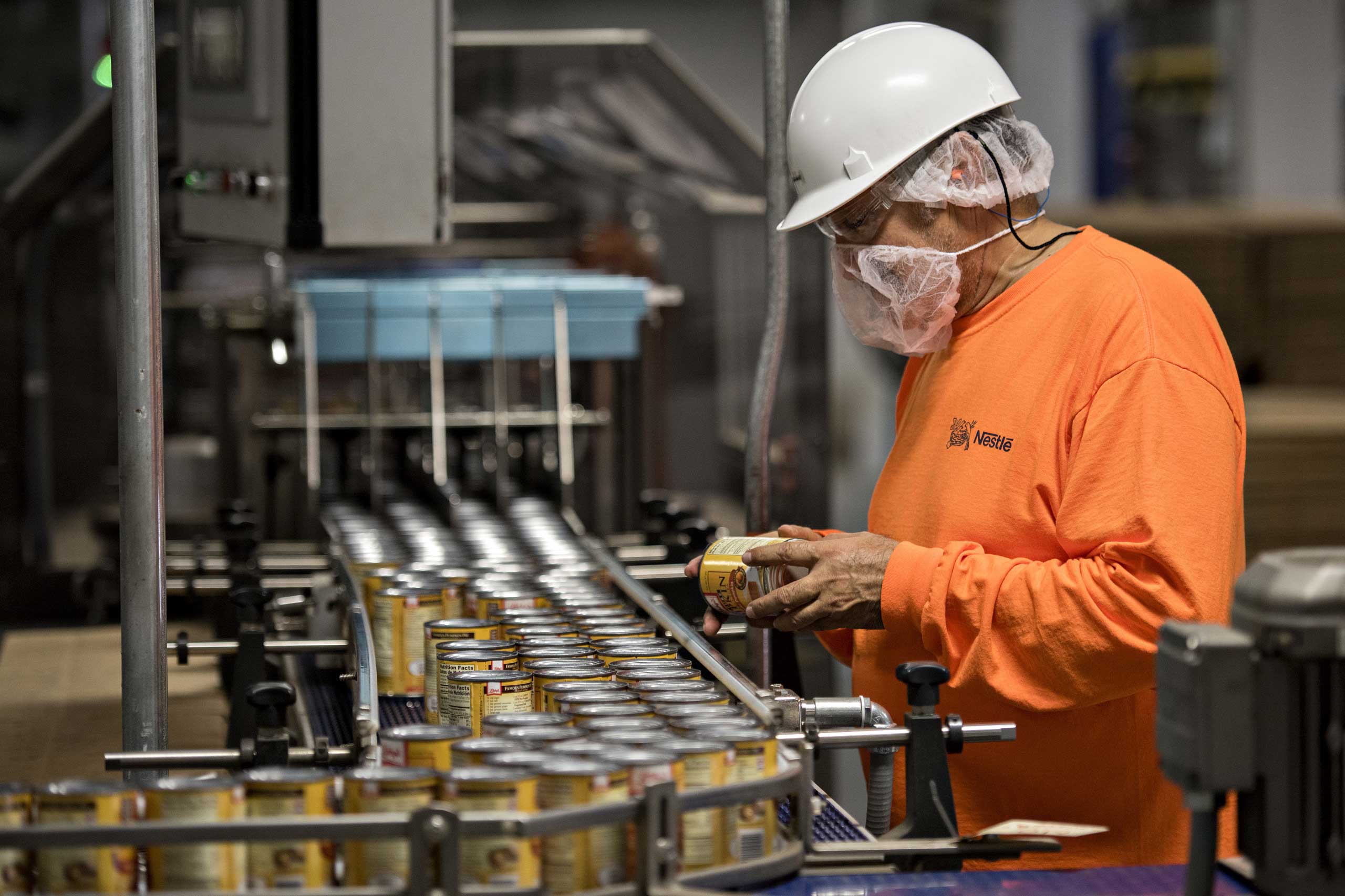 An employee inspects a can of Libby's Pumpkin at the Nestle USA Libby's processing facility in Morton, Ill., in 2014. (Daniel Acker—Bloomberg /Getty Images)