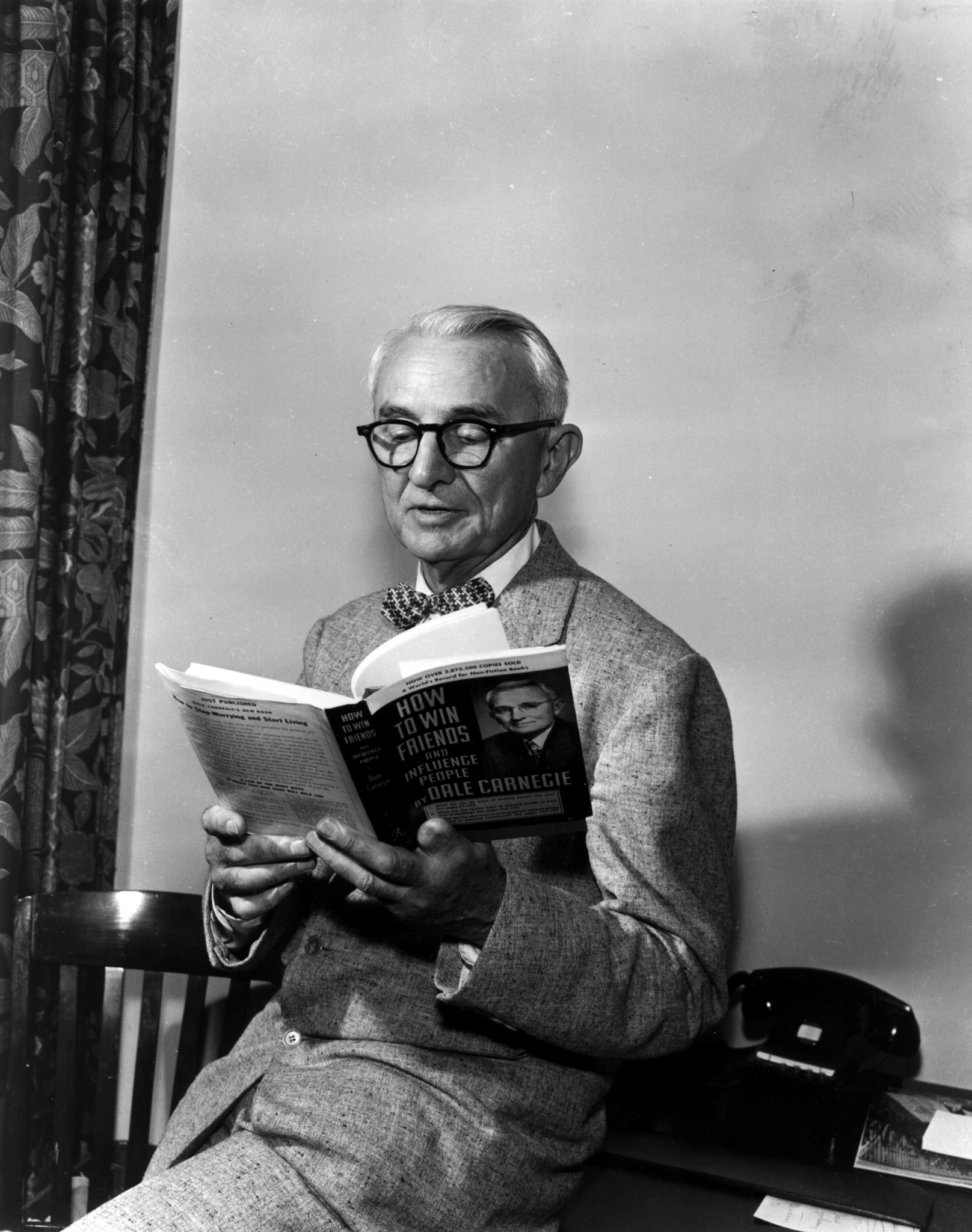 Dale Carnegie at the National Convention of the Sale Carnegie Institute of Effective Speaking and Human Relations on July 7, 1955. (AP)