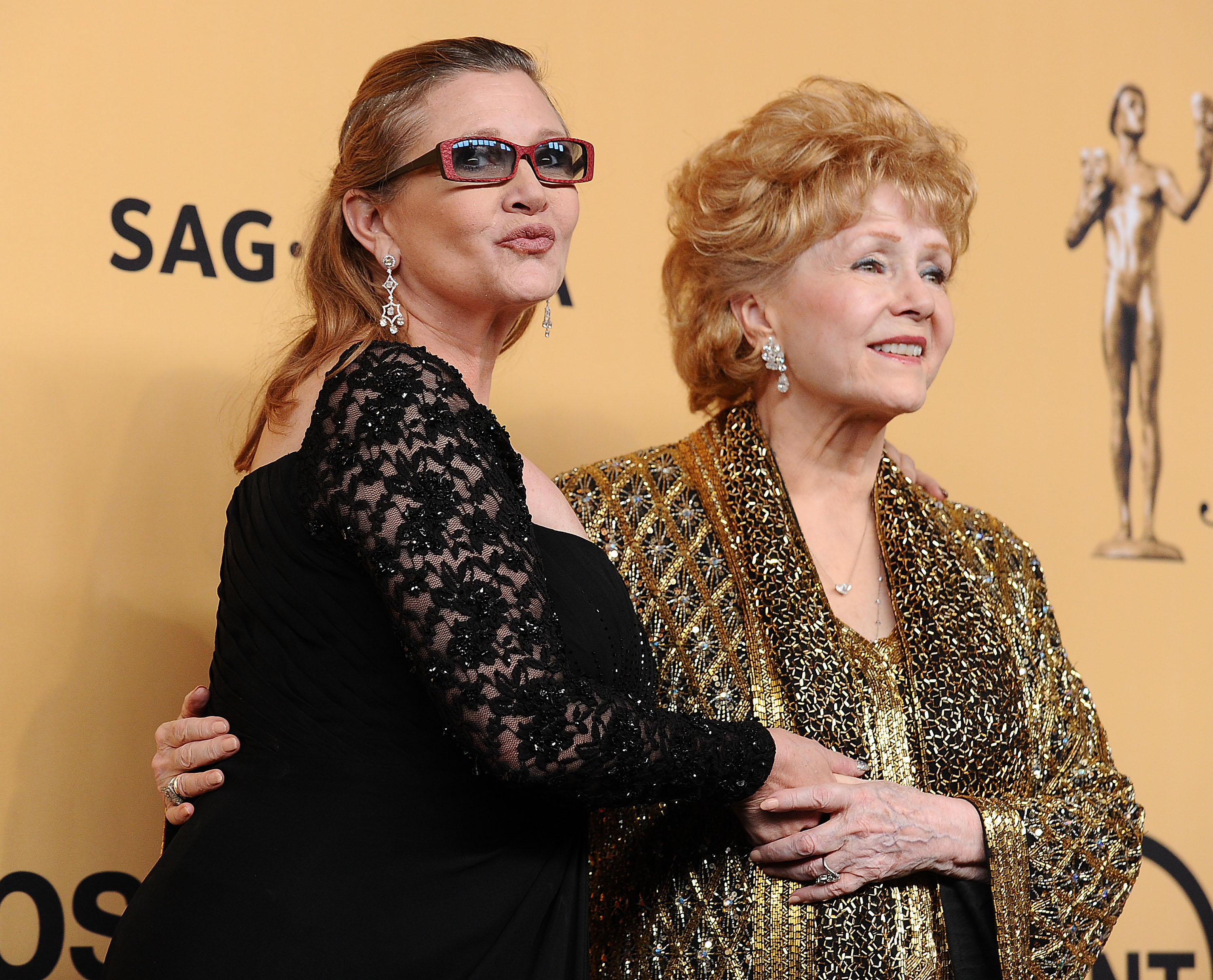 Actresses Debbie Reynolds and Carrie Fisher pose in the press room at the 21st annual Screen Actors Guild Awards at The Shrine Auditorium on January 25, 2015 in Los Angeles, California. (Jason LaVeris&mdash;FilmMagic)