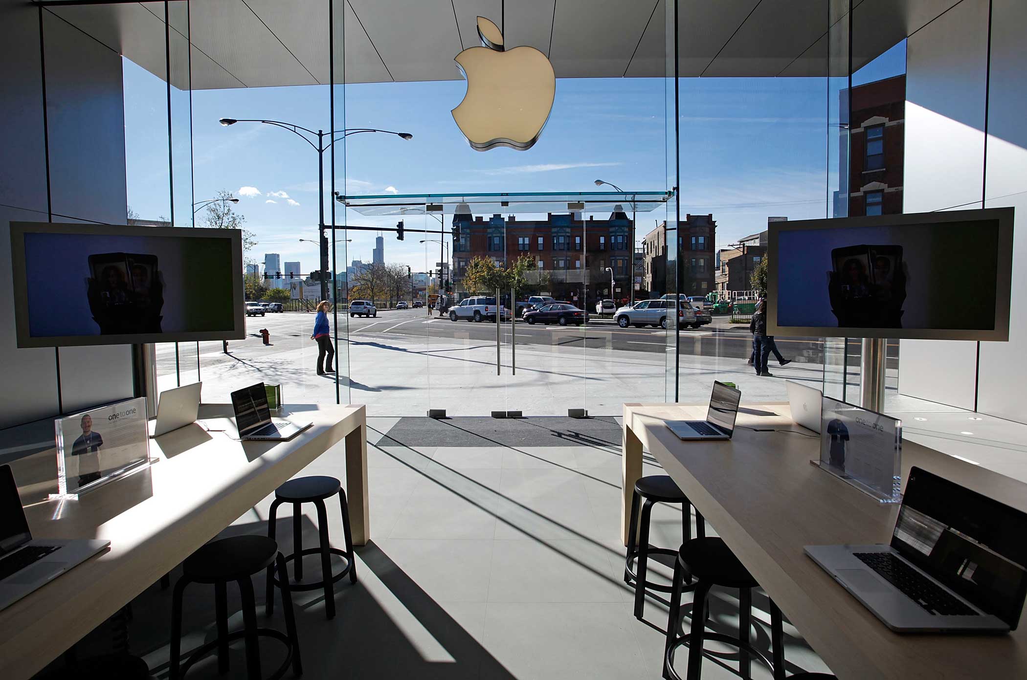 Apple Opens New Store In Chicago's Lincoln Park Neighborhood