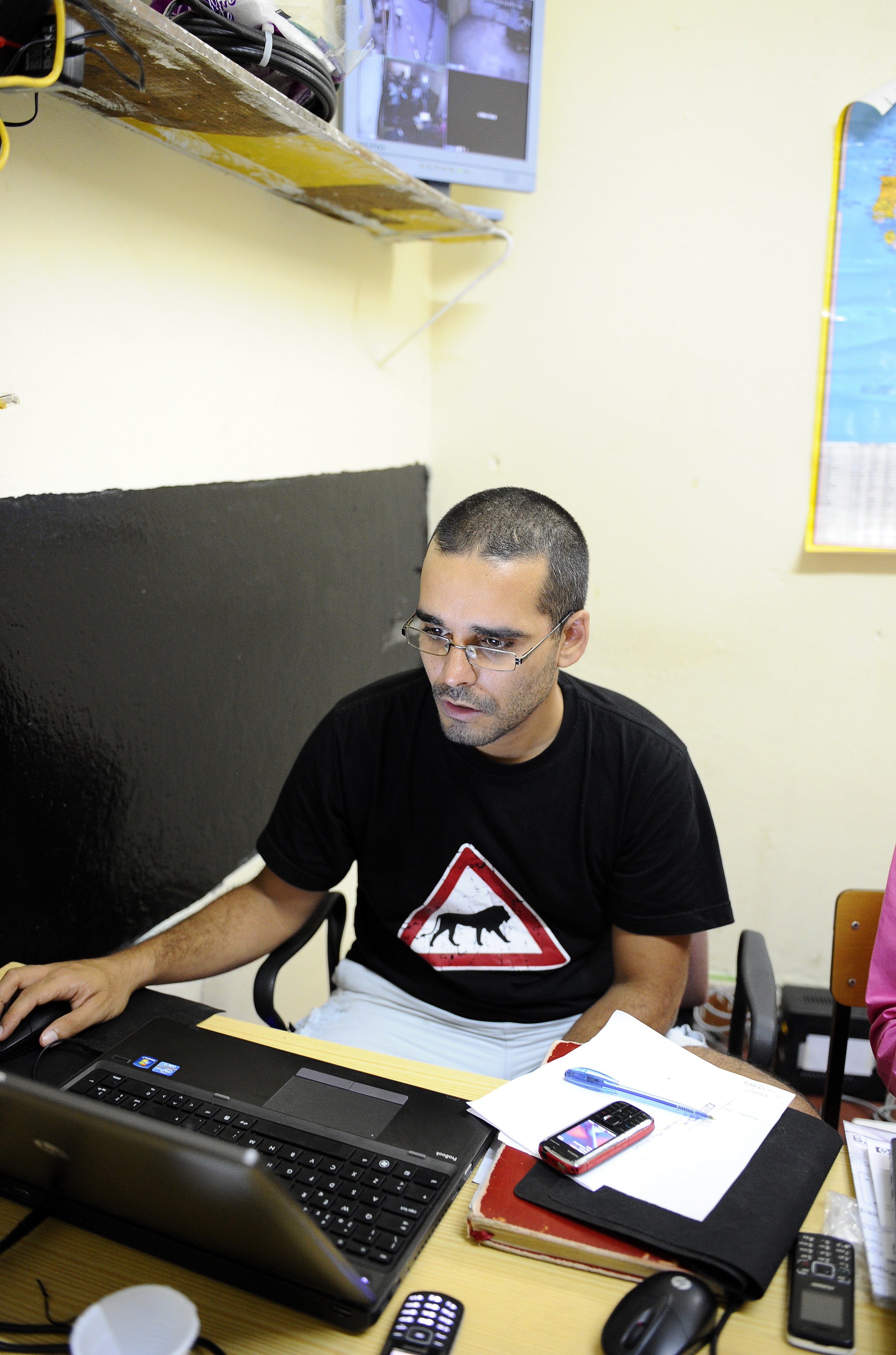 Young Angolan activist Luaty Beirao works on his laptop on August 30, 2012 in Luanda. (STEPHANE DE SAKUTIN—AFP/Getty Images)
