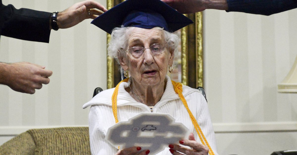 When she high. Бабушка 97 лет. 97 Лет женщине. Бабушка за партой.