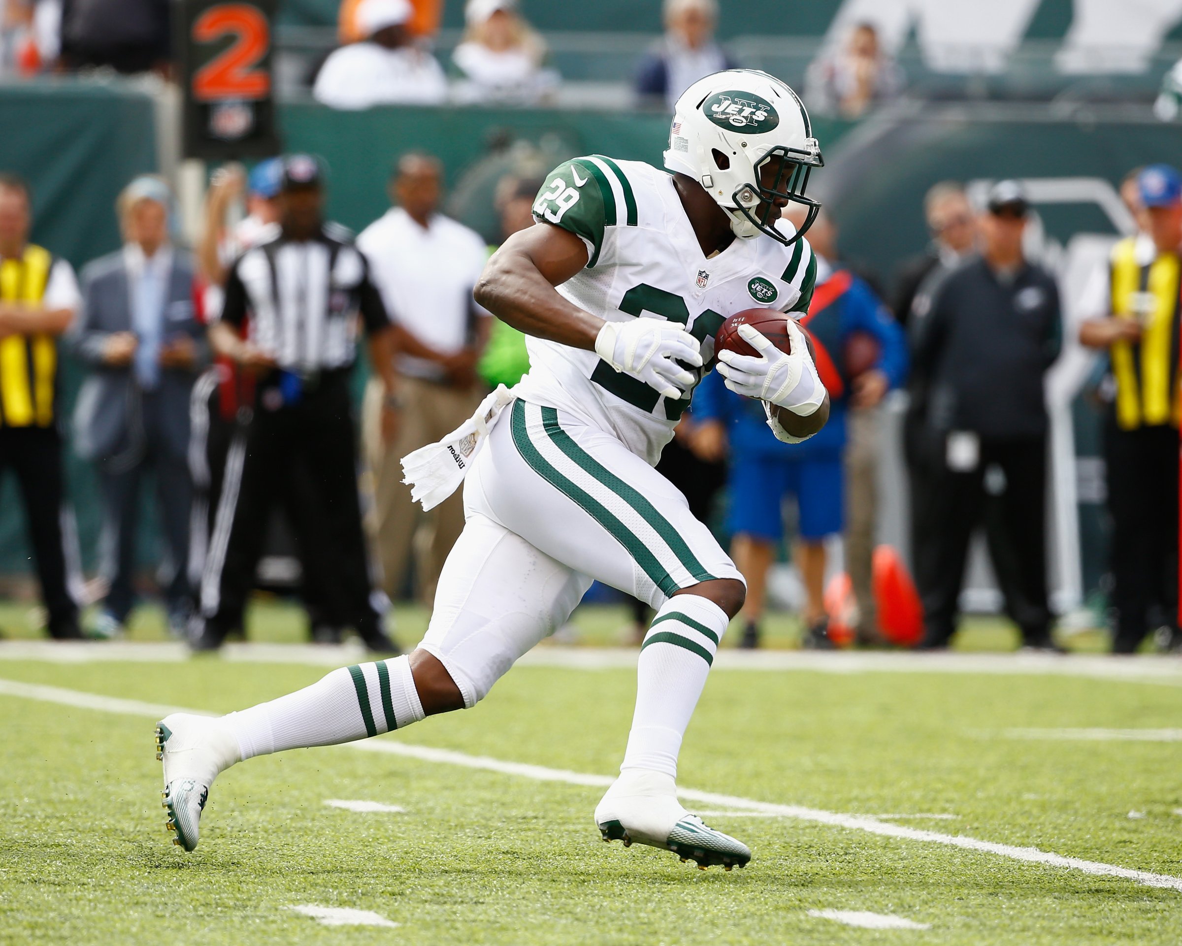 Bilal Powell #29 of the New York Jets runs against the Philadelphia Eagles during their game at MetLife Stadium on September 27, 2015 in East Rutherford, New Jersey.