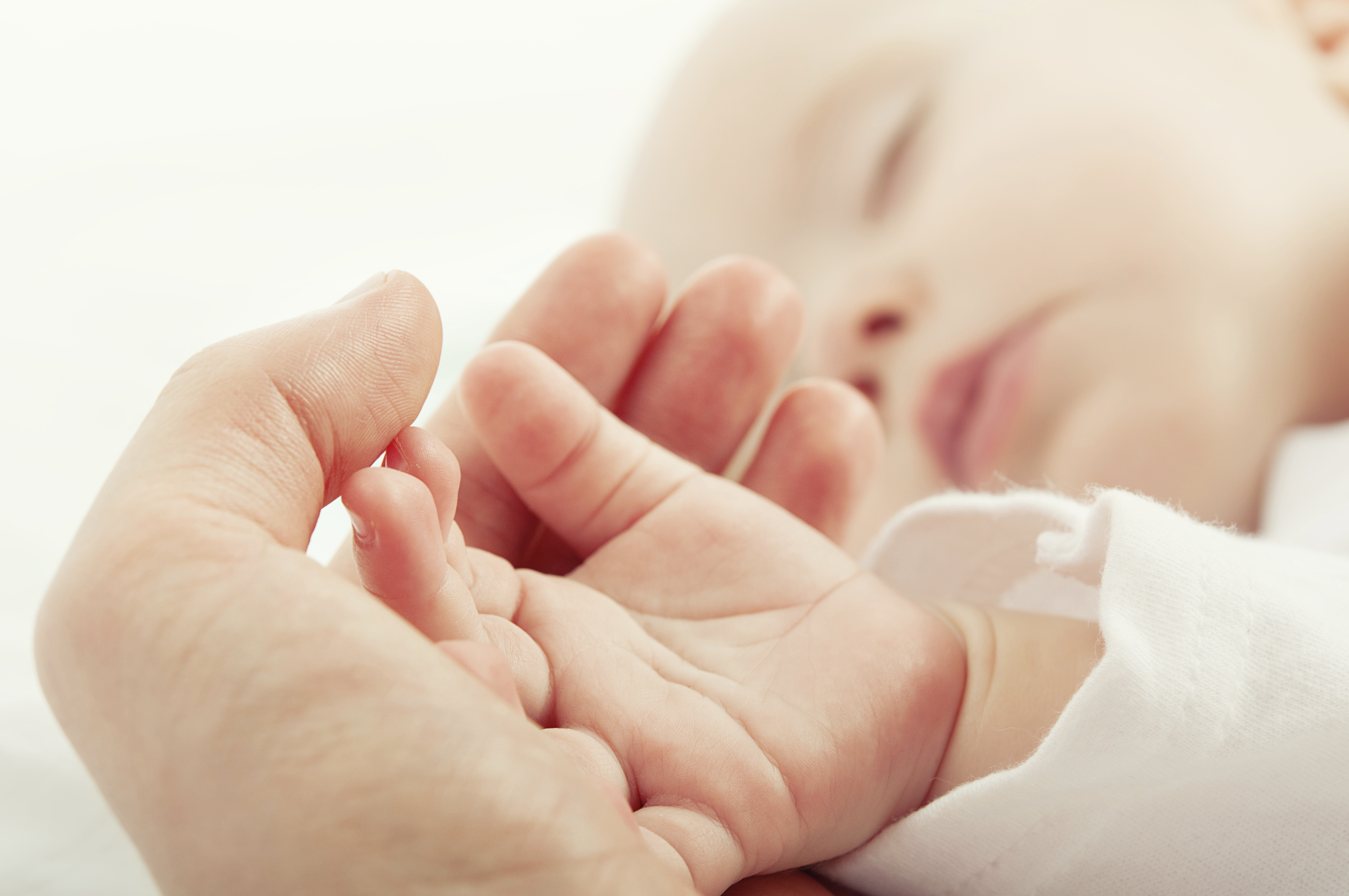 newborn-baby-sleeping-parent-hand
