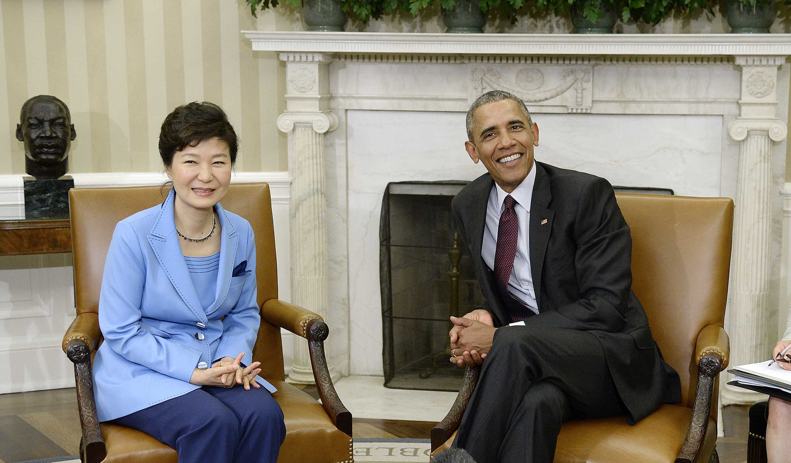 U.S. President Barack Obama meets with President Park Geun-hye of the Republic of Korea to the White House for a bilateral meeting in the Oval Office in Washington, D.C., on Oct. 16, 2015. (Getty Images)