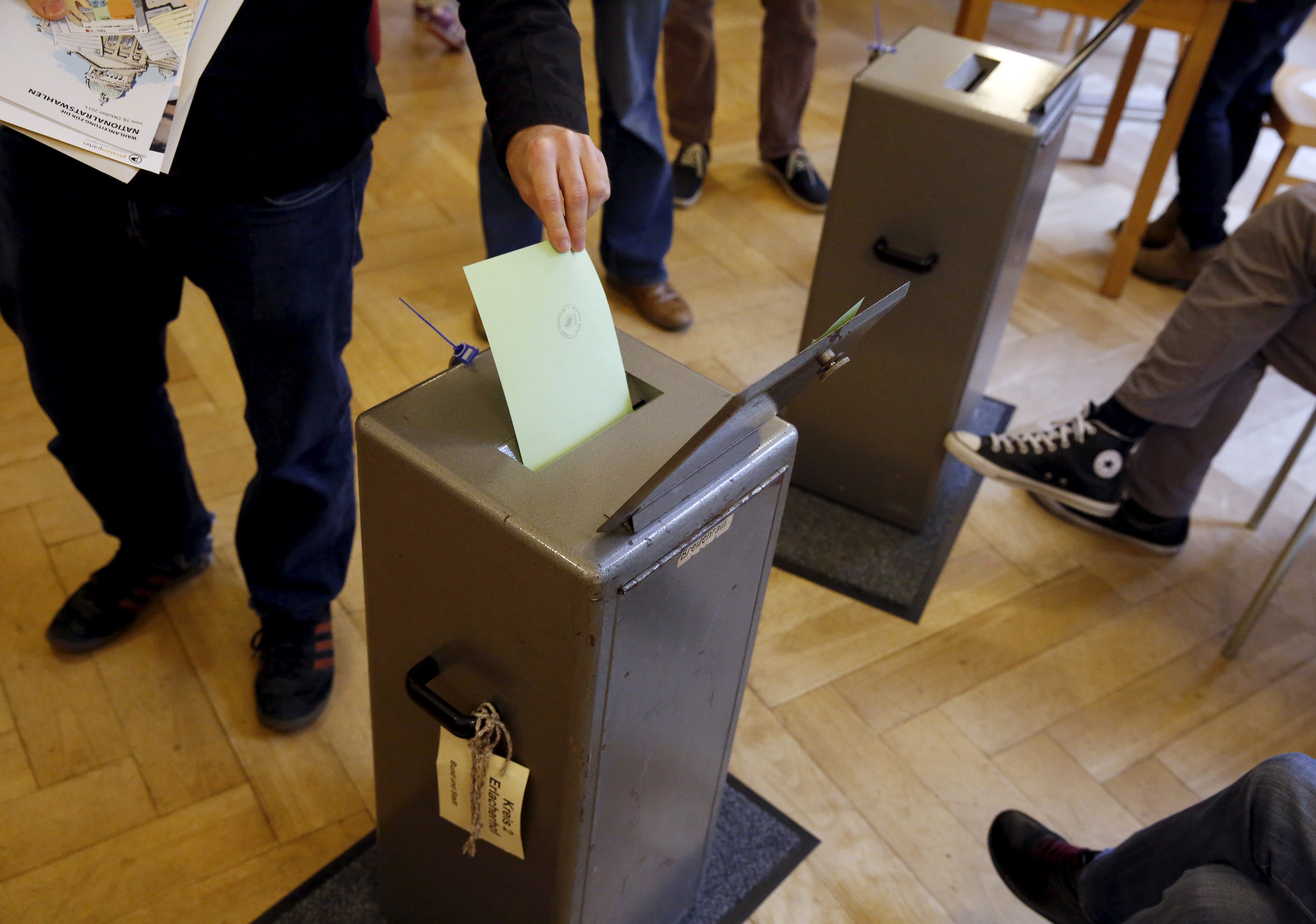 People cast their vote in a school house in Bern, Switzerland, October 18, 2015. (© Ruben Sprich / Reuters—REUTERS)