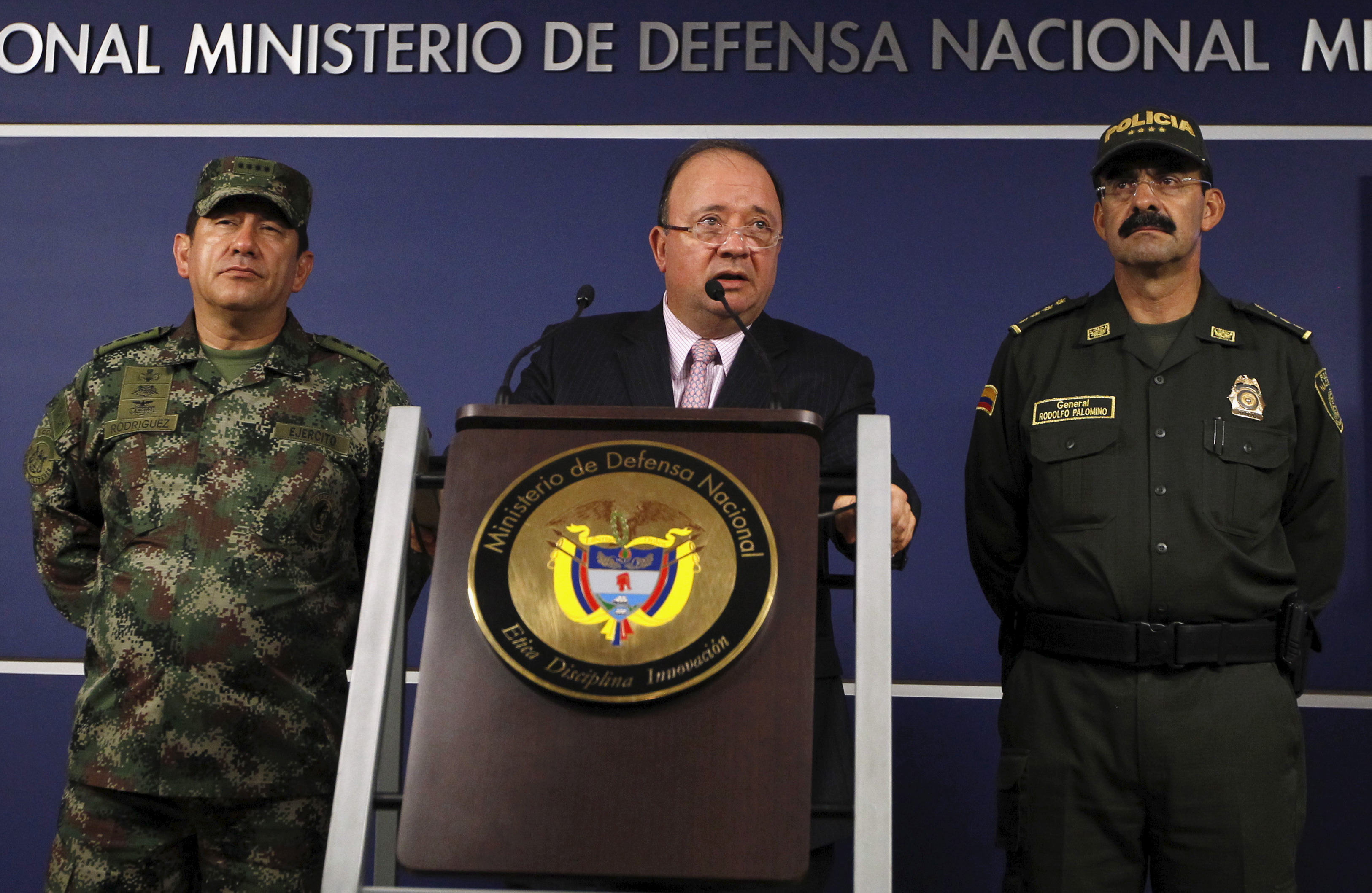 Colombia's Defense Minister Luis Carlos Villegas, center, speaks at a news conference in Bogota, Colombia Oct. 26, 2015 (John Vizcaino—Reuters)