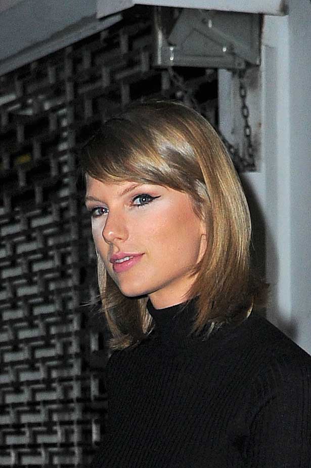 Taylor Swift seen leaving MSR Studios in New York, on Oct. 07, 2015. (Josiah Kamau—Getty Images)