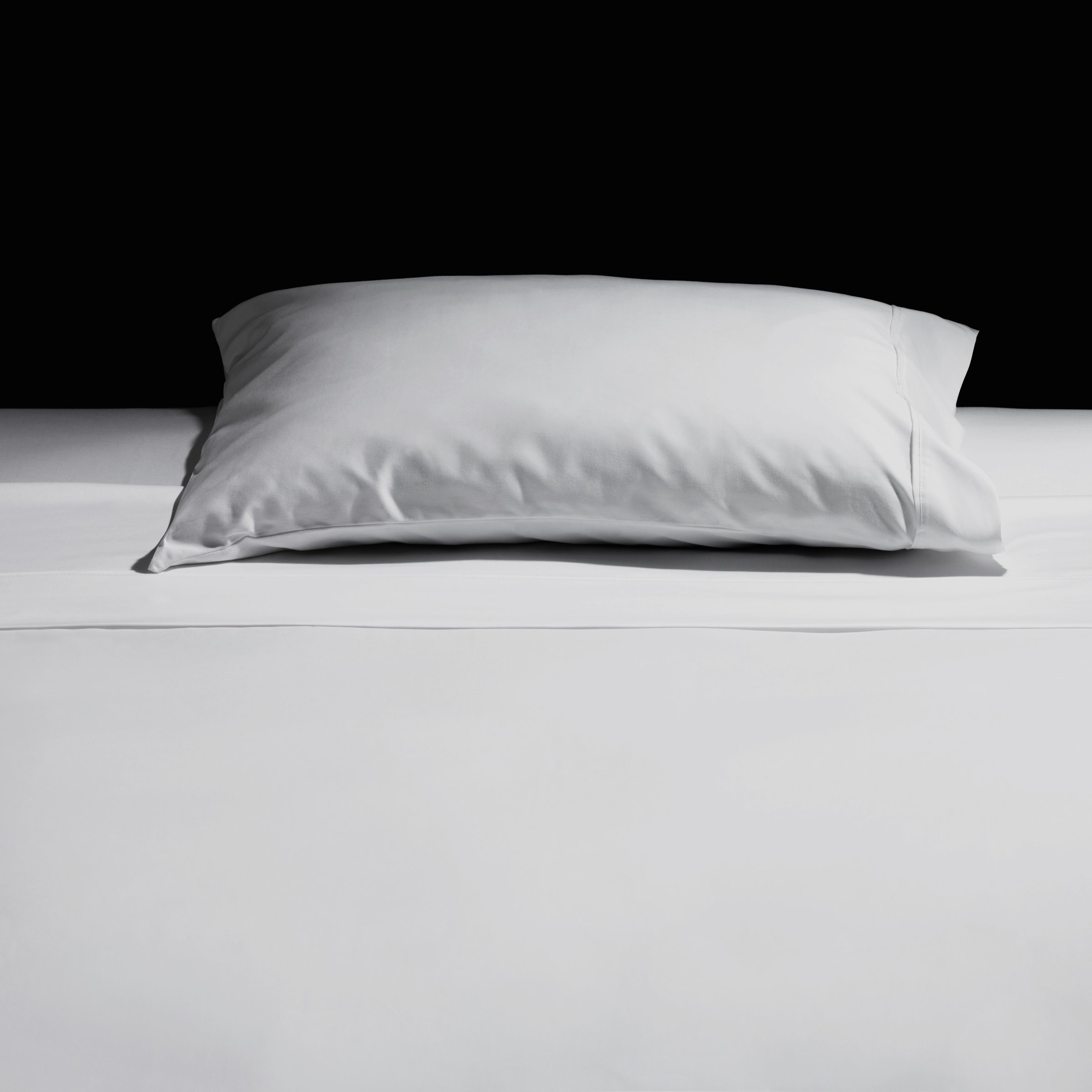 white-pillow-bed