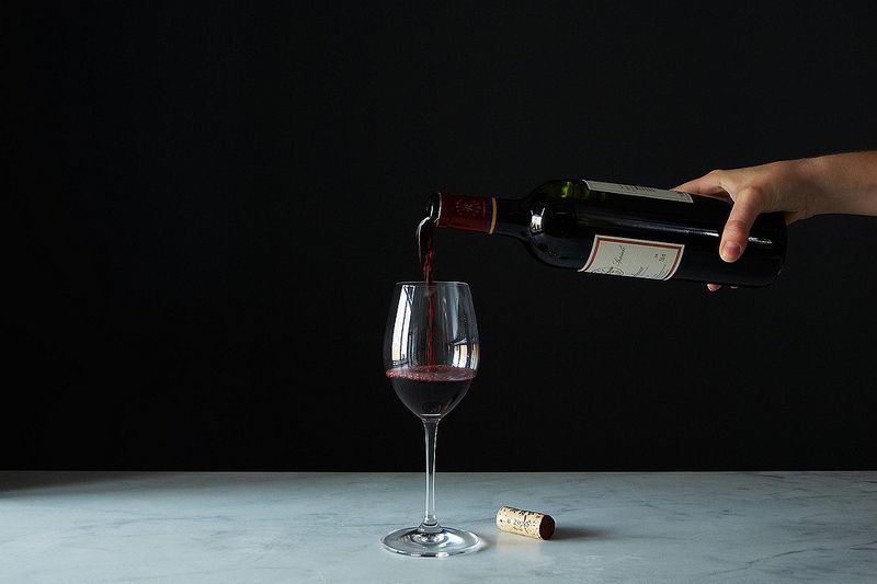 wine-guide-pouring-red-wine