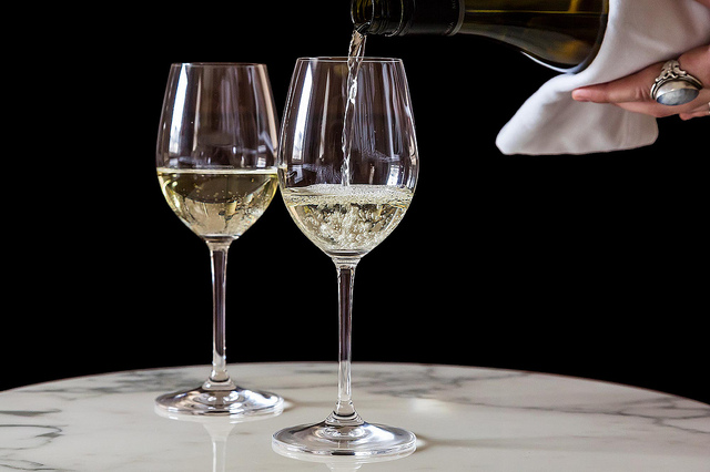 wine-guide-pouring-white-wine