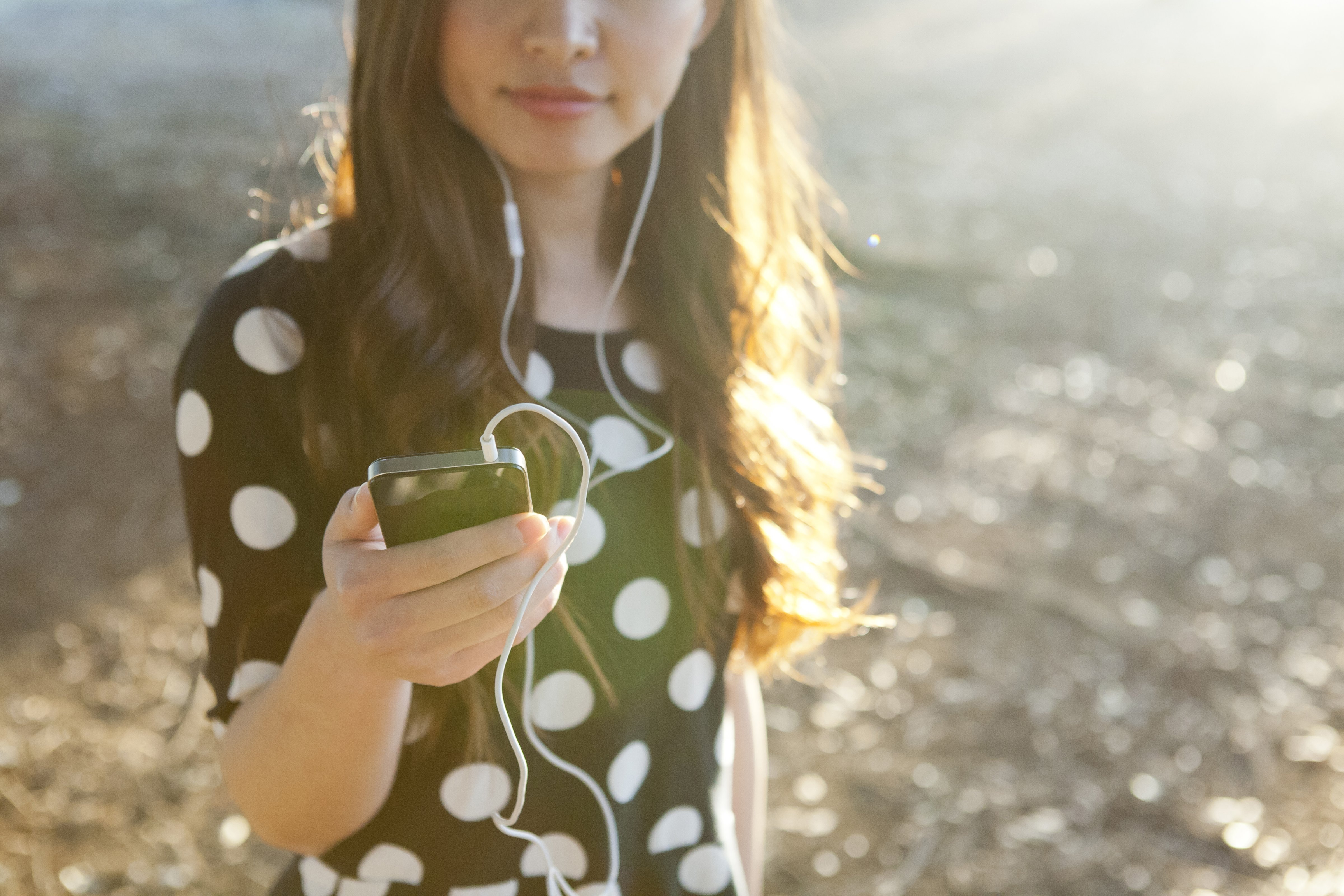 woman-listening-earphone