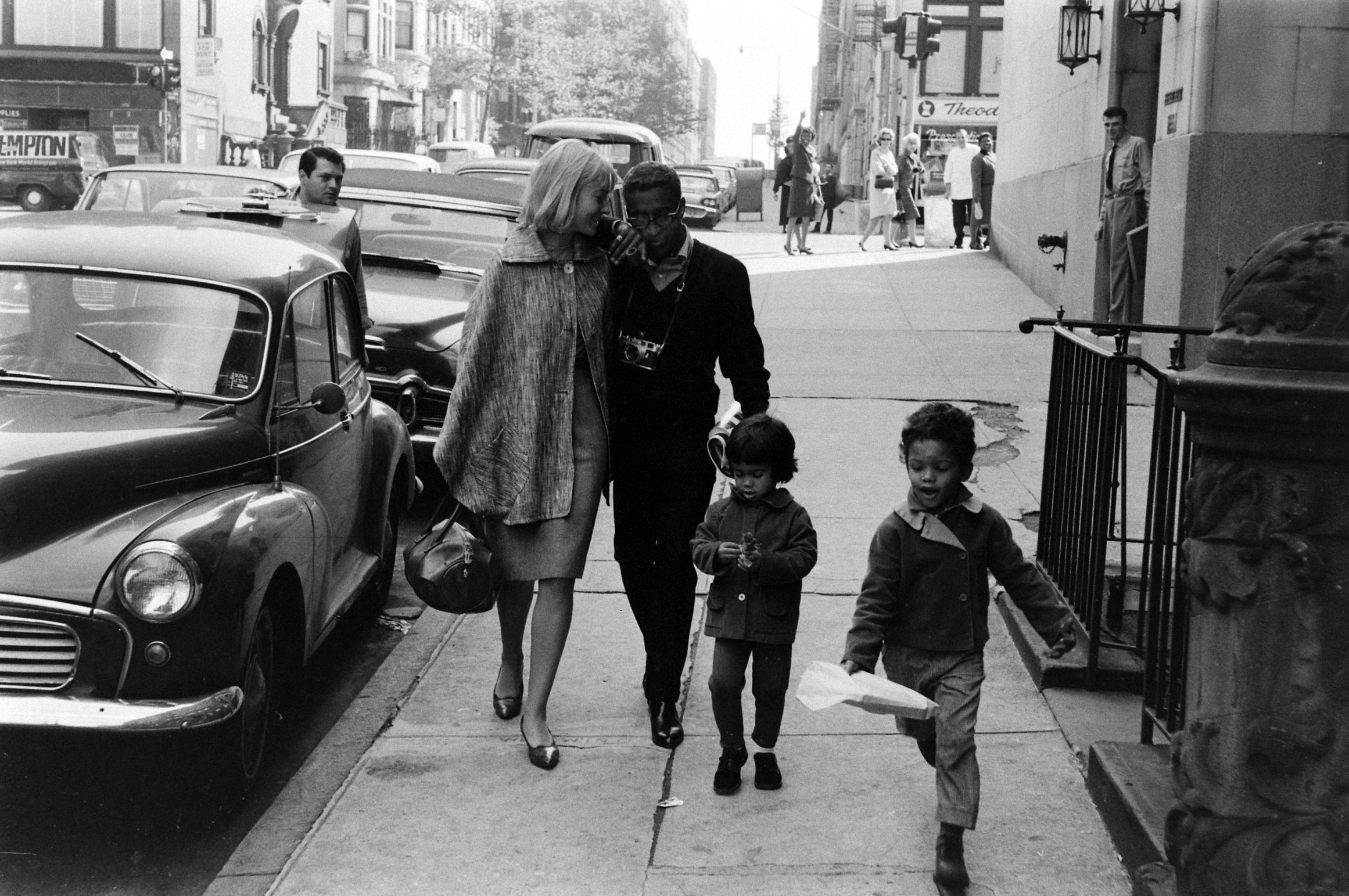 Sammy Davis Jr. with his wife May Britt and their children, 1964.